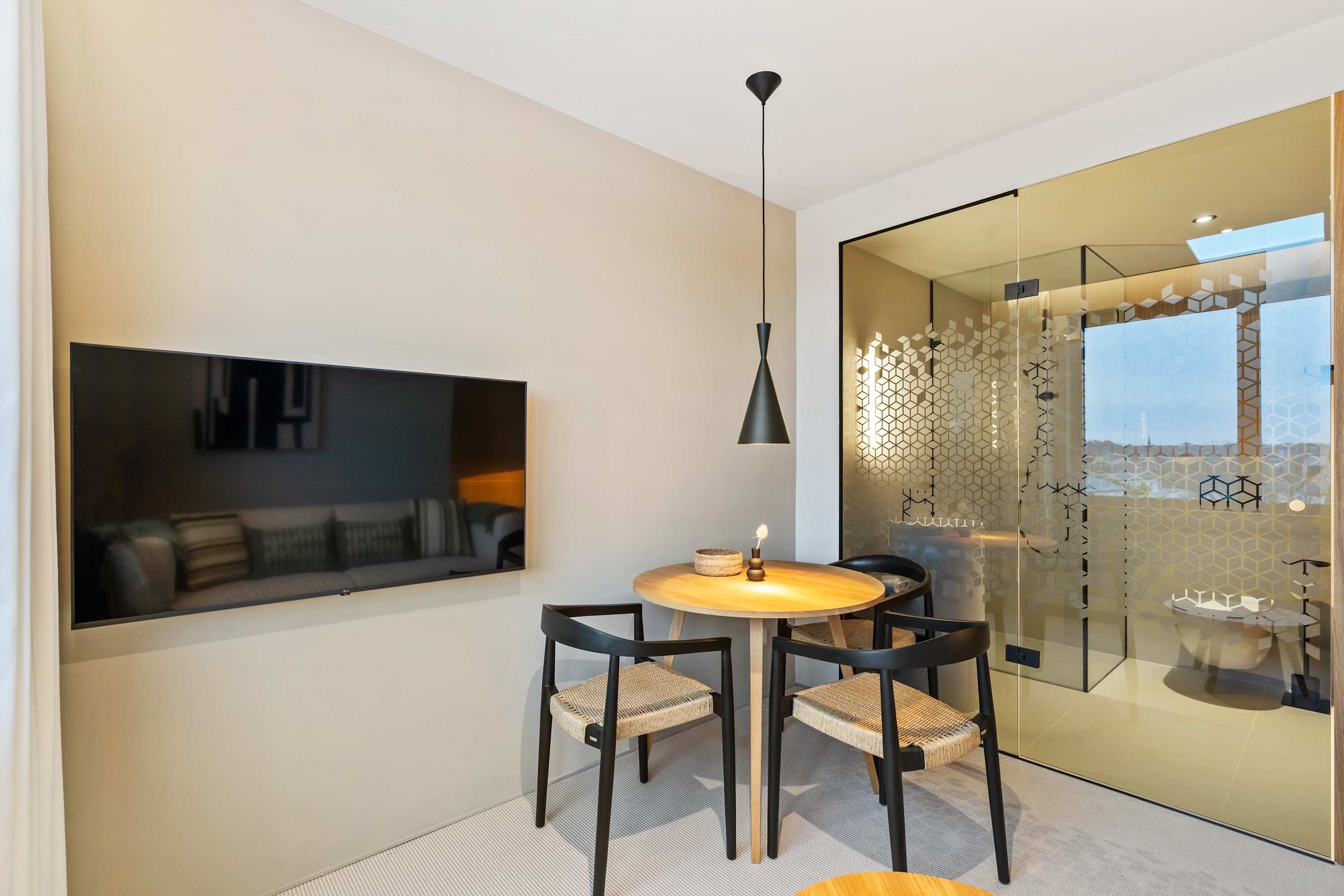 Smart TV Entertainment – Enjoy high-speed Wi-Fi and a wall-mounted Smart TV for your entertainment needs.