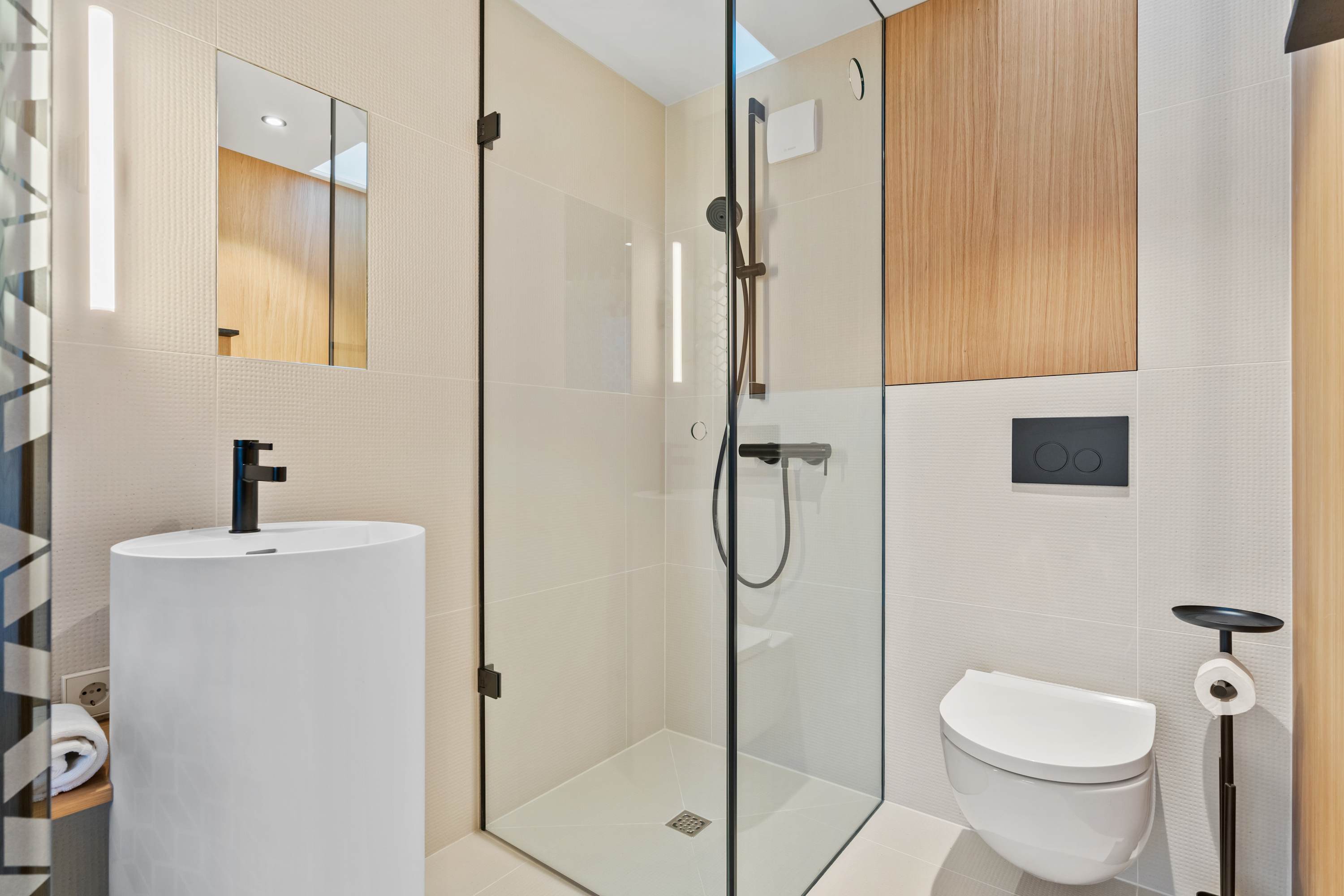 Modern Bathroom – Clean and stylish with a walk-in shower, fresh towels