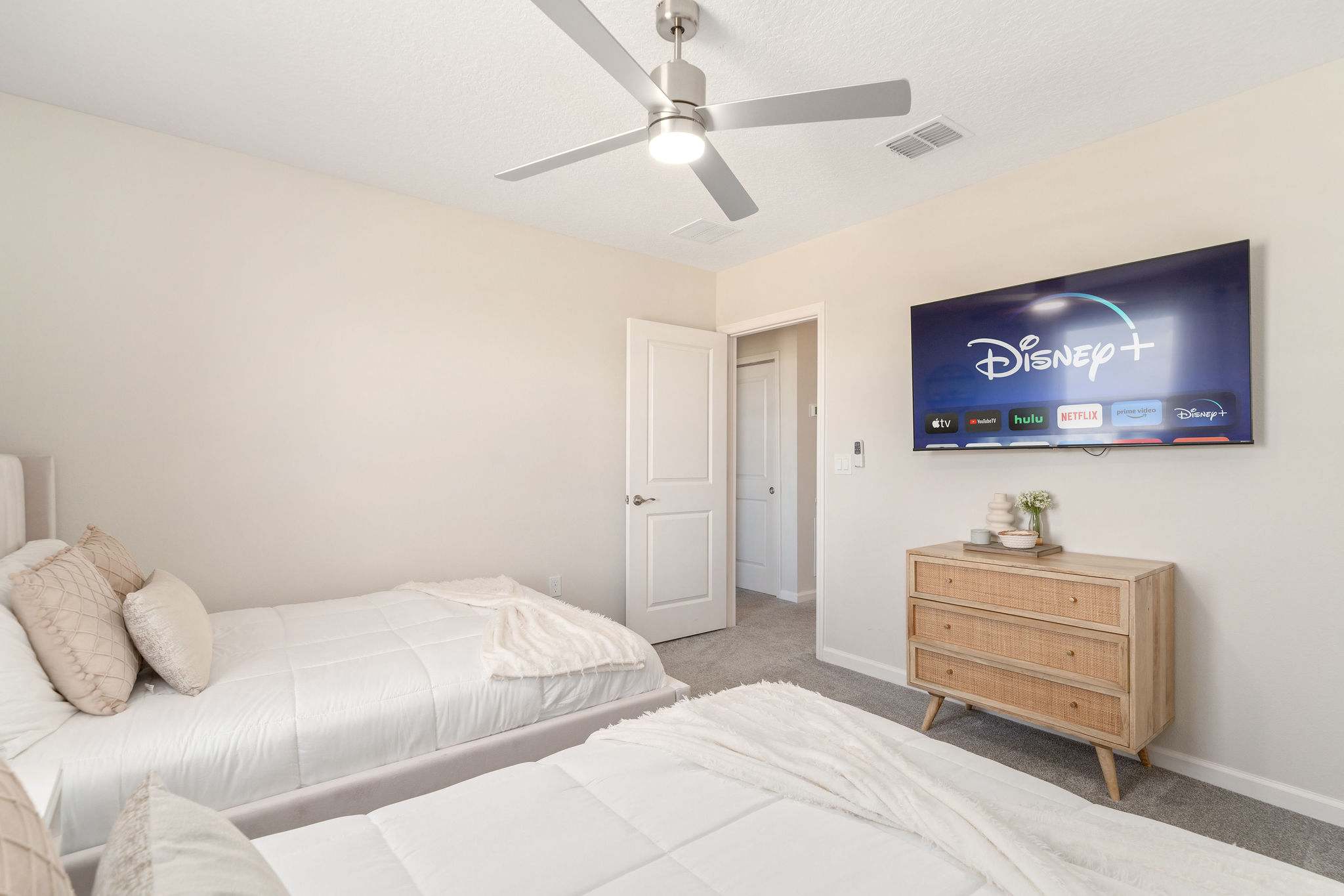 Luxury KOSHER Villa-w/ Heated Pool! + 12 MI to Disney!