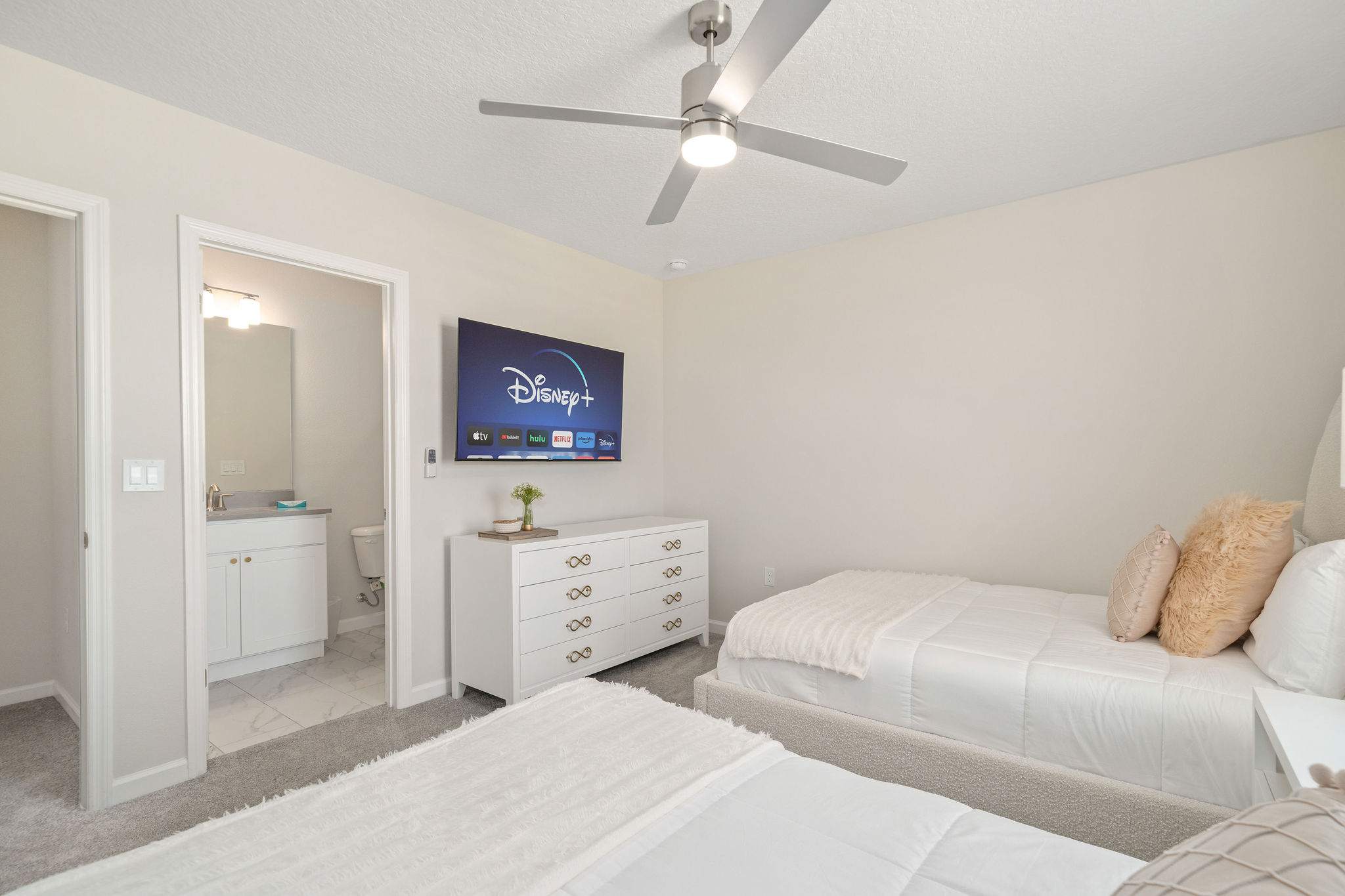 Luxury KOSHER Villa-w/ Heated Pool! + 12 MI to Disney!