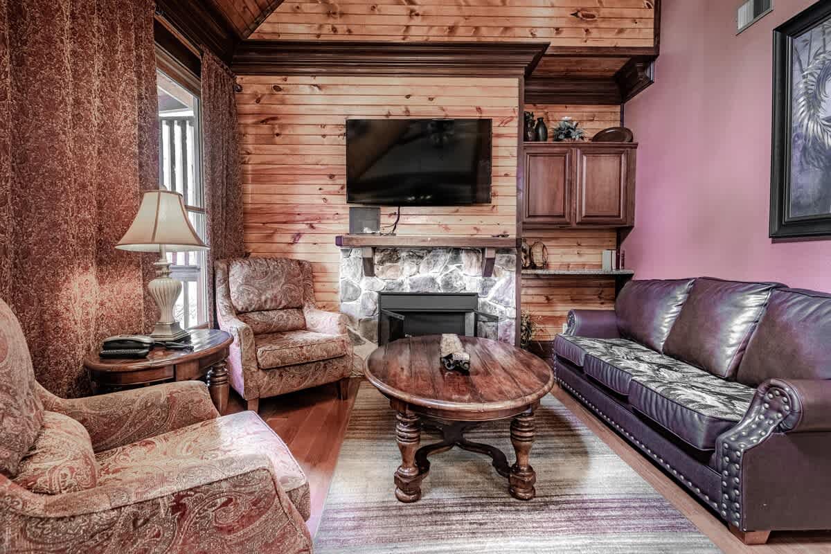 Family Cozy Hideaway, Sleeps 6・Pool Table + Grill — Pigeon Forge, TN — vacation rental