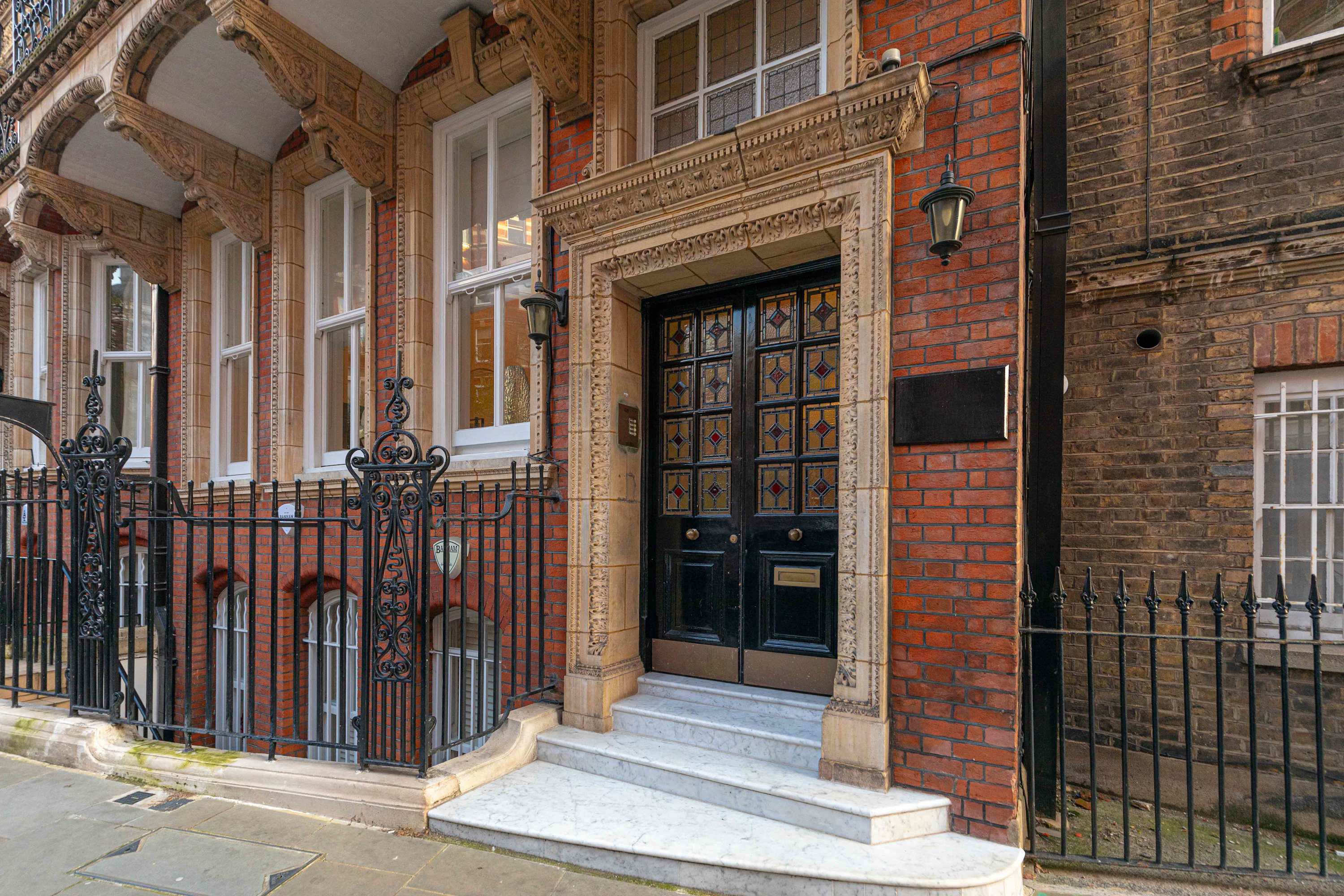View The Gallery - Exquisite Apartment, Kensington in Kensington Court 25 W8 5DP The Gallery - Exquisite Apartment, Kensington in Kensington Court 25 W8 5DP - Property image 38 - VivreStays