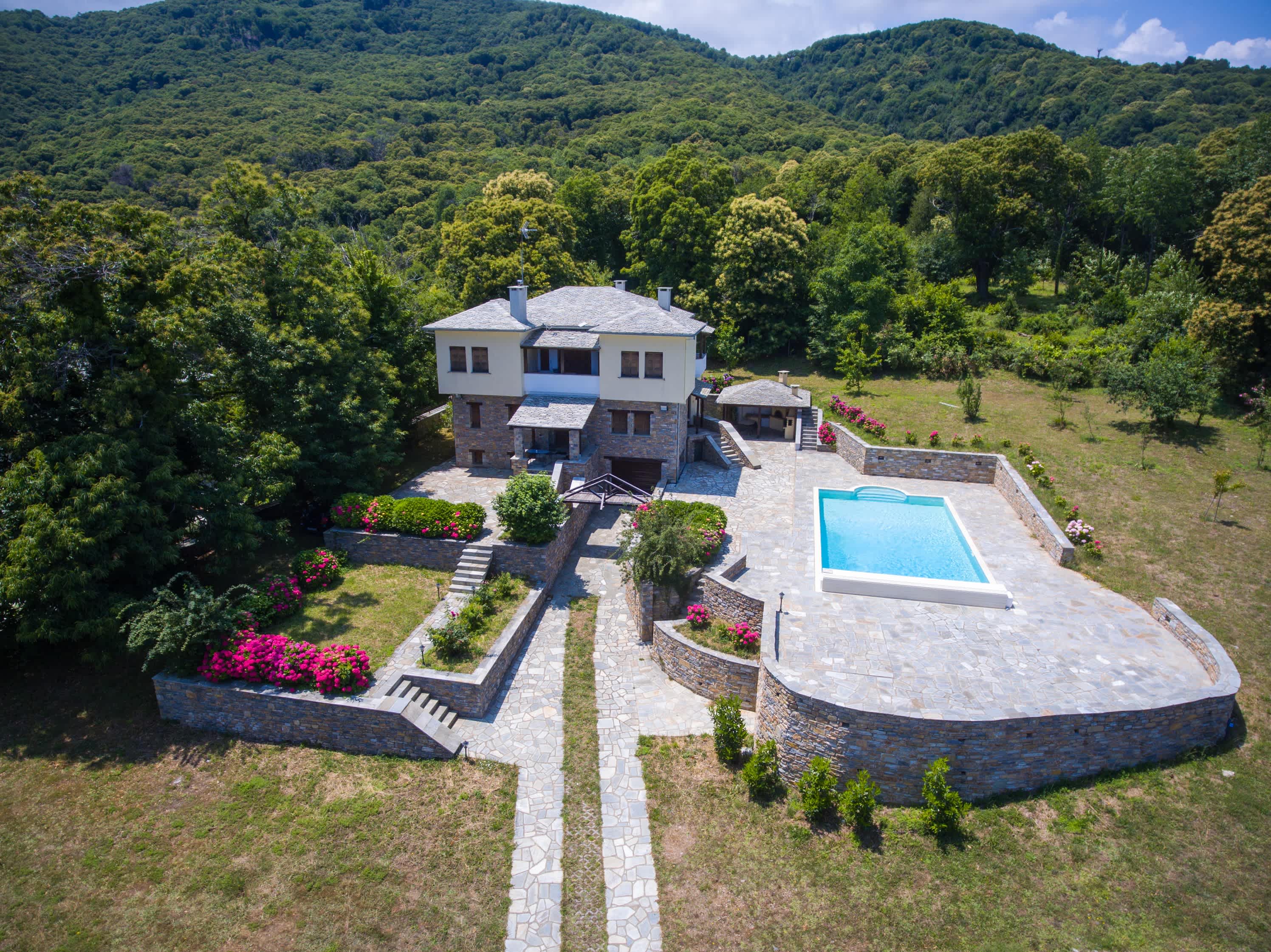 Luxury villa with pool in Tsagarada - Photo 1