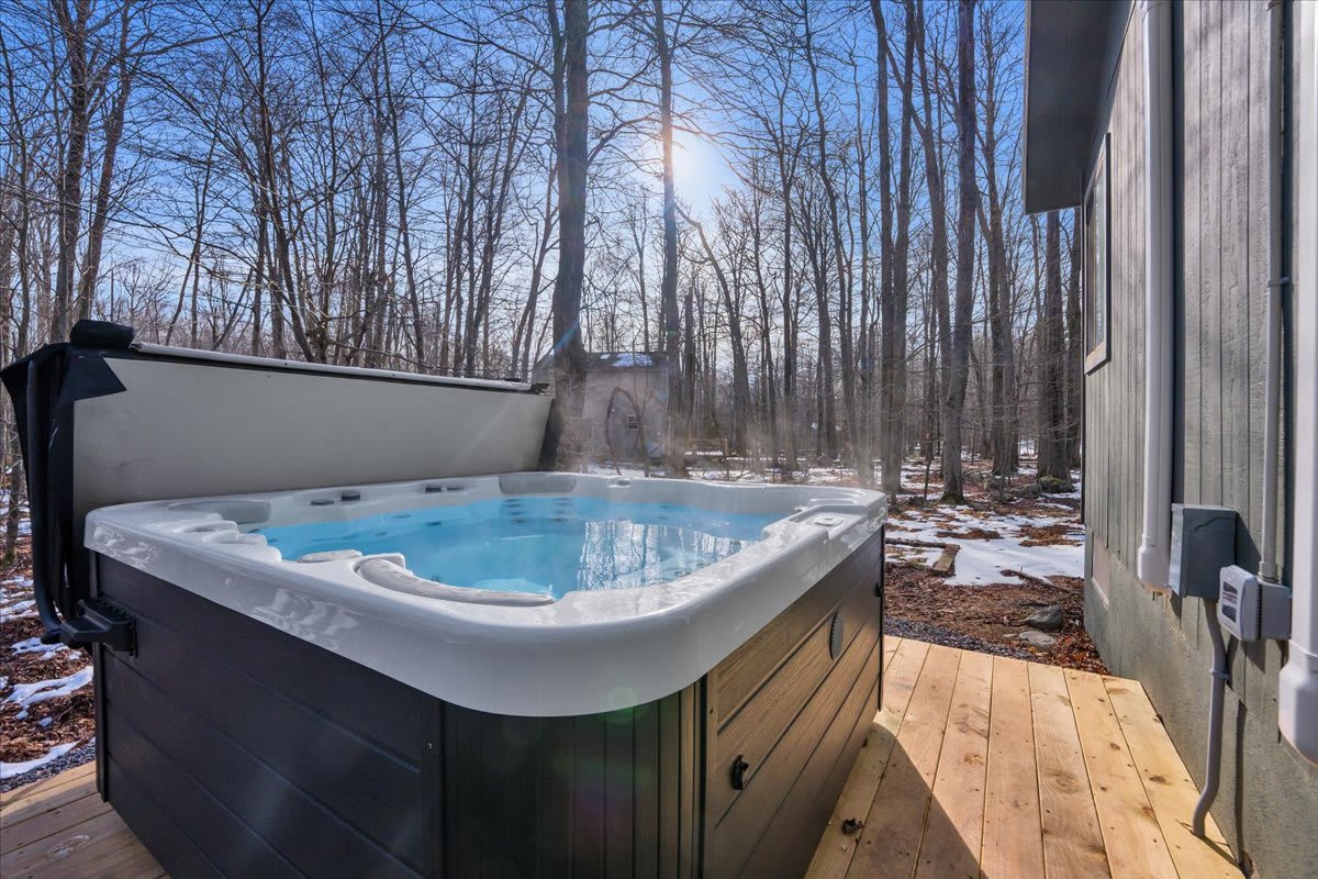 Emerald Pines Cabin | Lake Access | Hot Tub