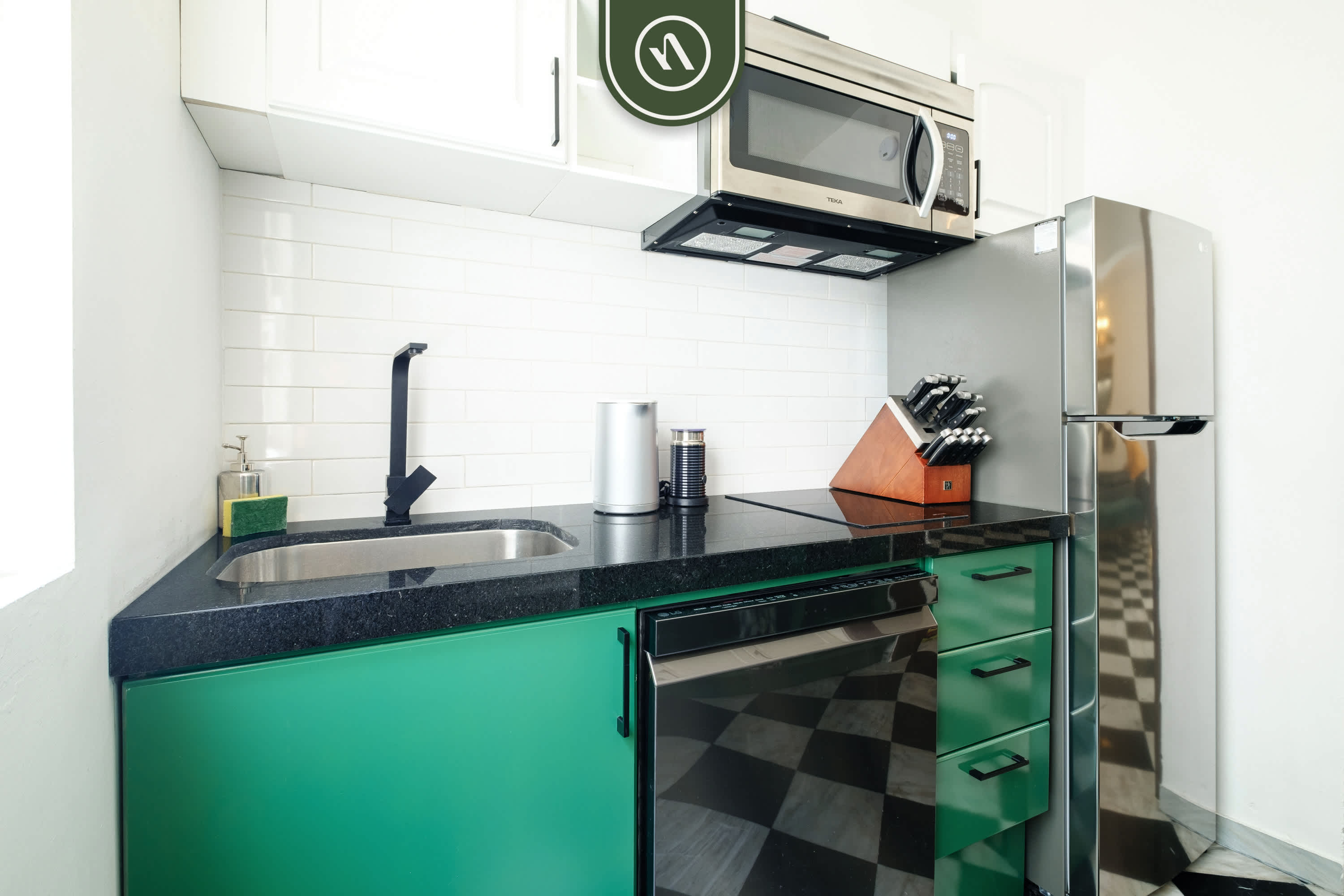 Art Deco Style Condo 2min Walk to Lincoln Park 5