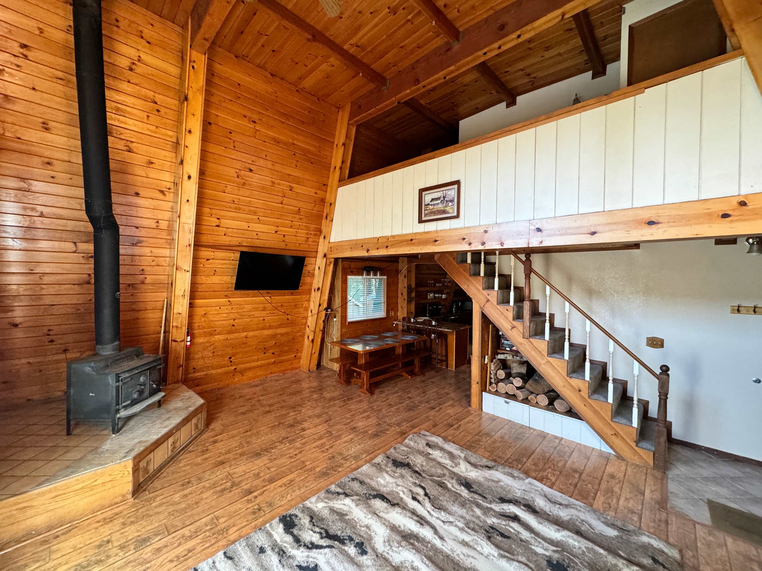 Charming Cabin with Large Deck, BBQ, Fireplace & Near Lake - Foto 1