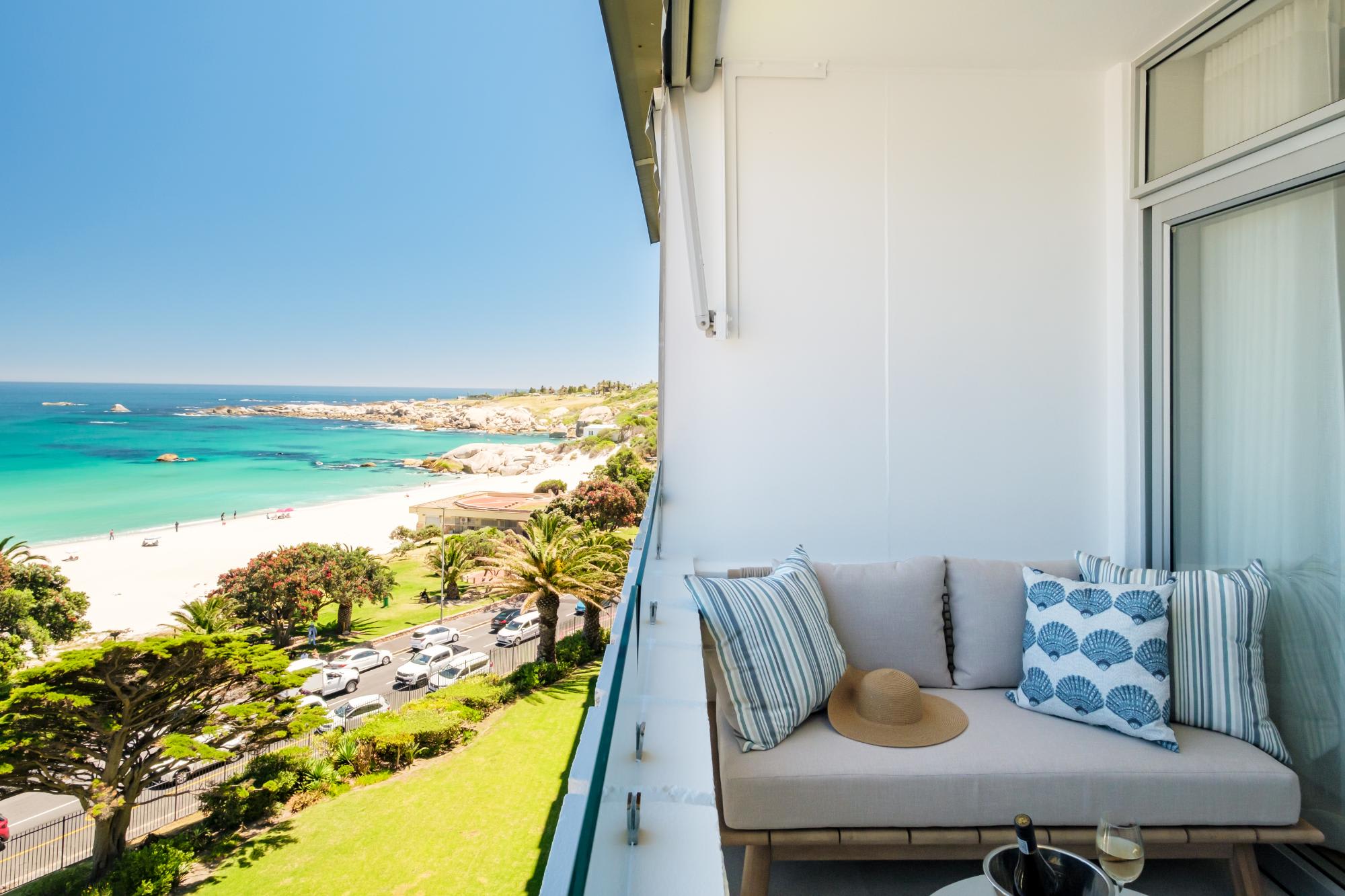 Apartment w Sea Views by Camps Bay Beach Kyanos