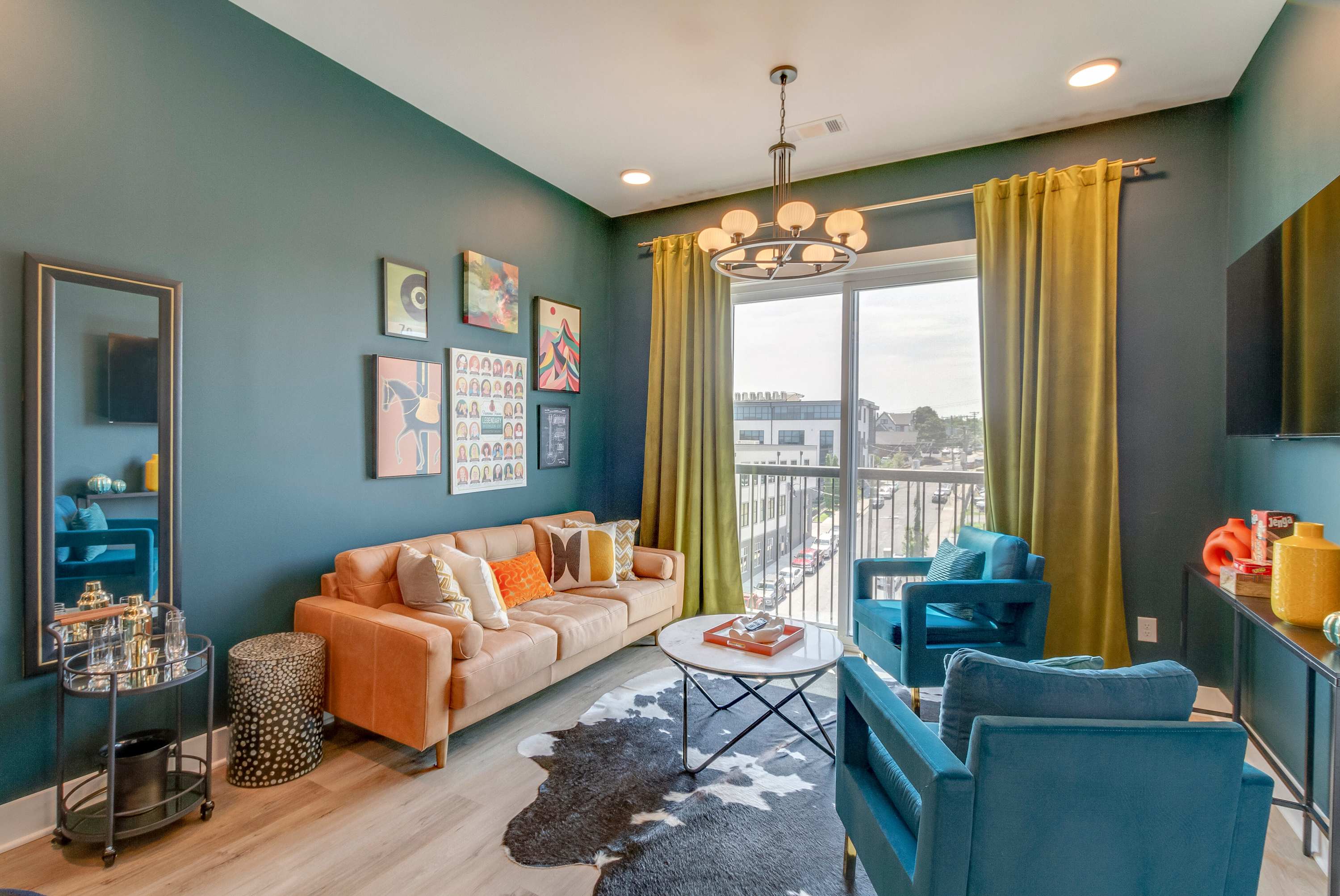 Skyline Rooftop · Designer 2BR · Walk to Main St