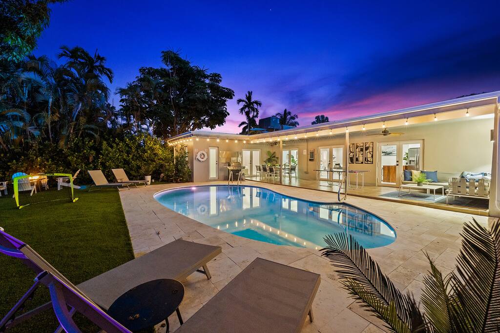 Fully private Heated Pool 5 Min From The Beach