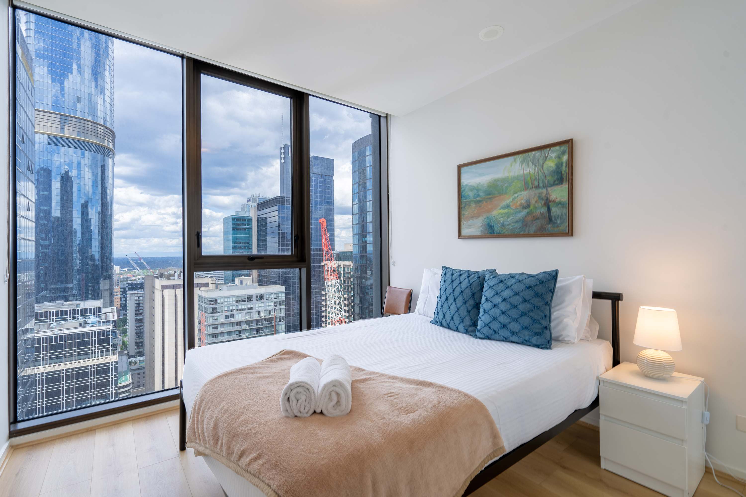 Modern 2BR CBD APT with City Views, Pool & Gym - Foto 1