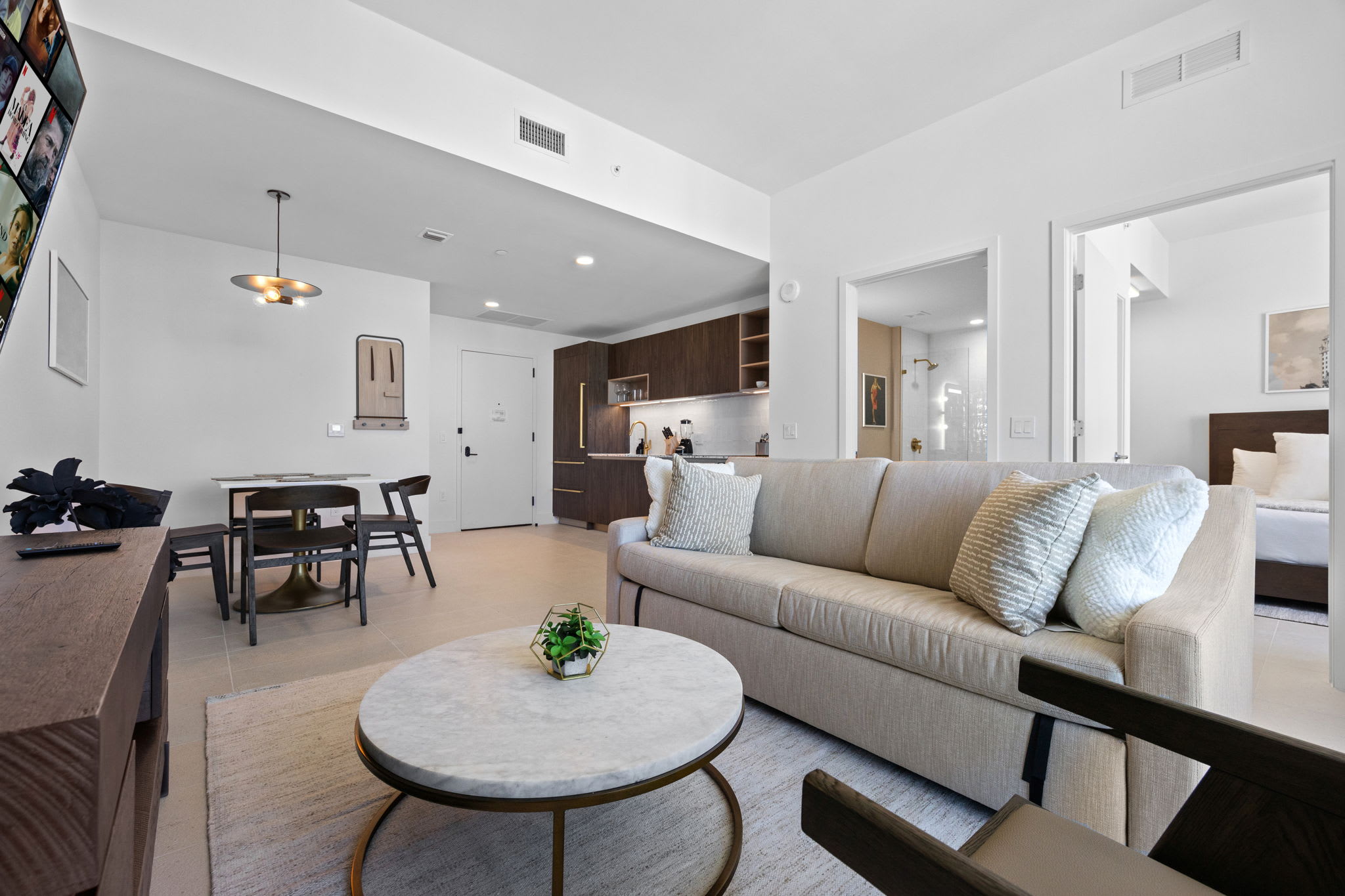 48Flr Condo w/Great Dtwn Views