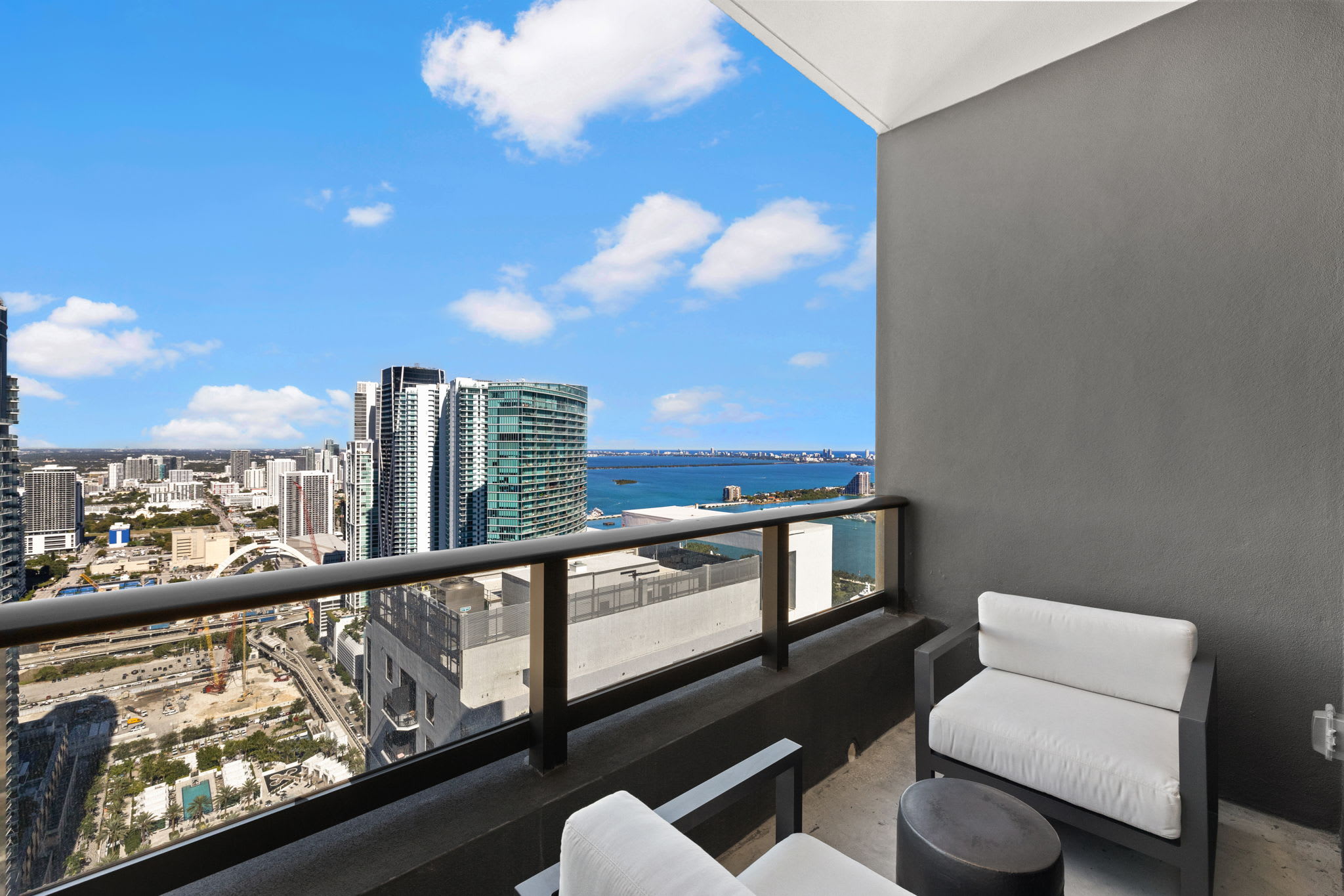 48Flr Condo w/Great Dtwn Views