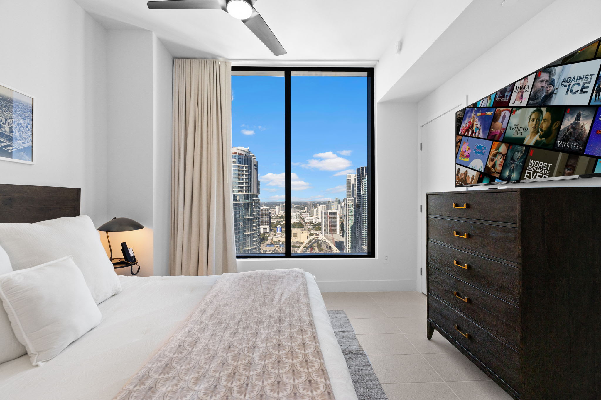 48Flr Condo w/Great Dtwn Views