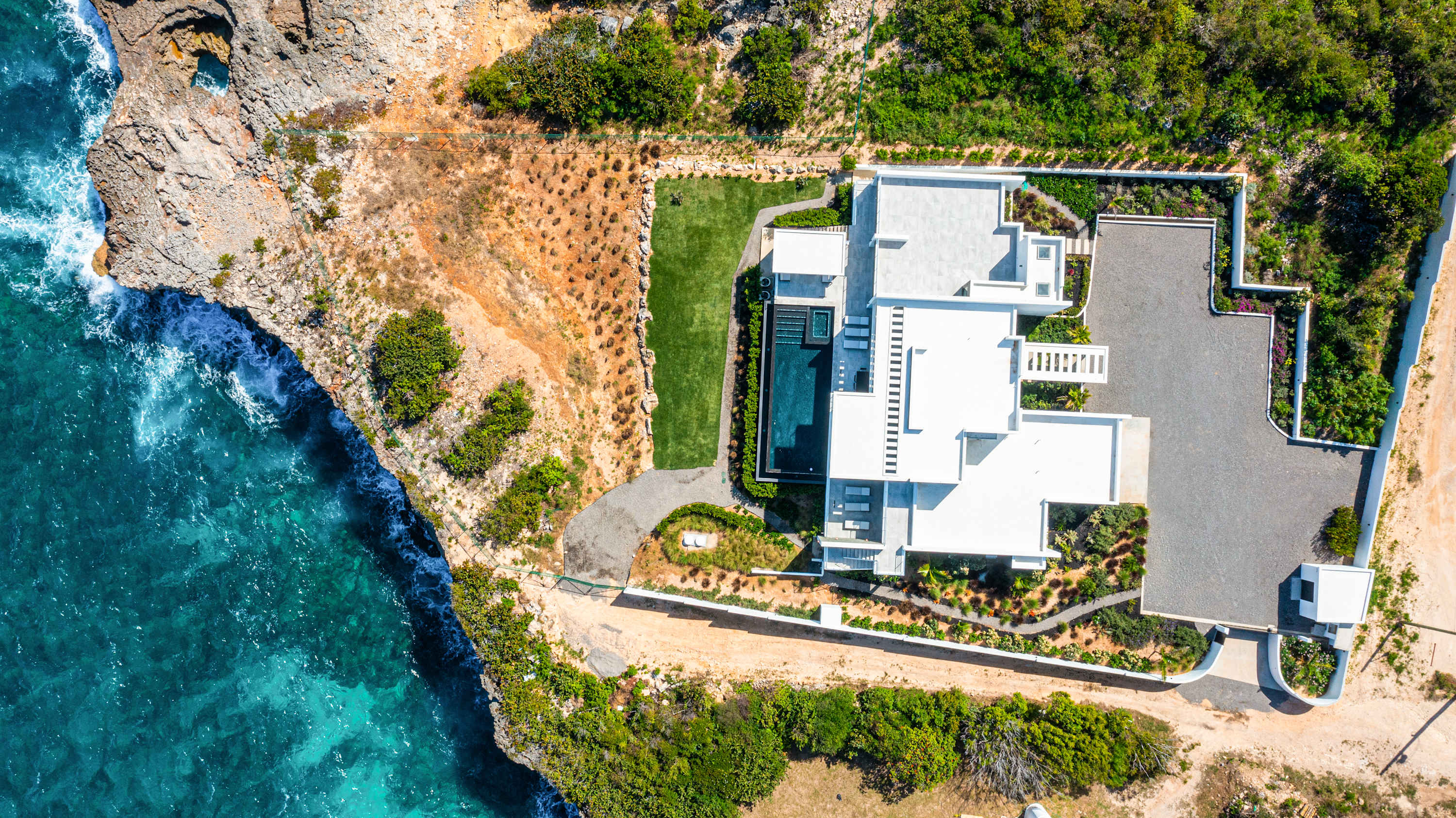Le Rêve Bleu (4 bedrooms) - Modern cliffside villa with pool, Black...