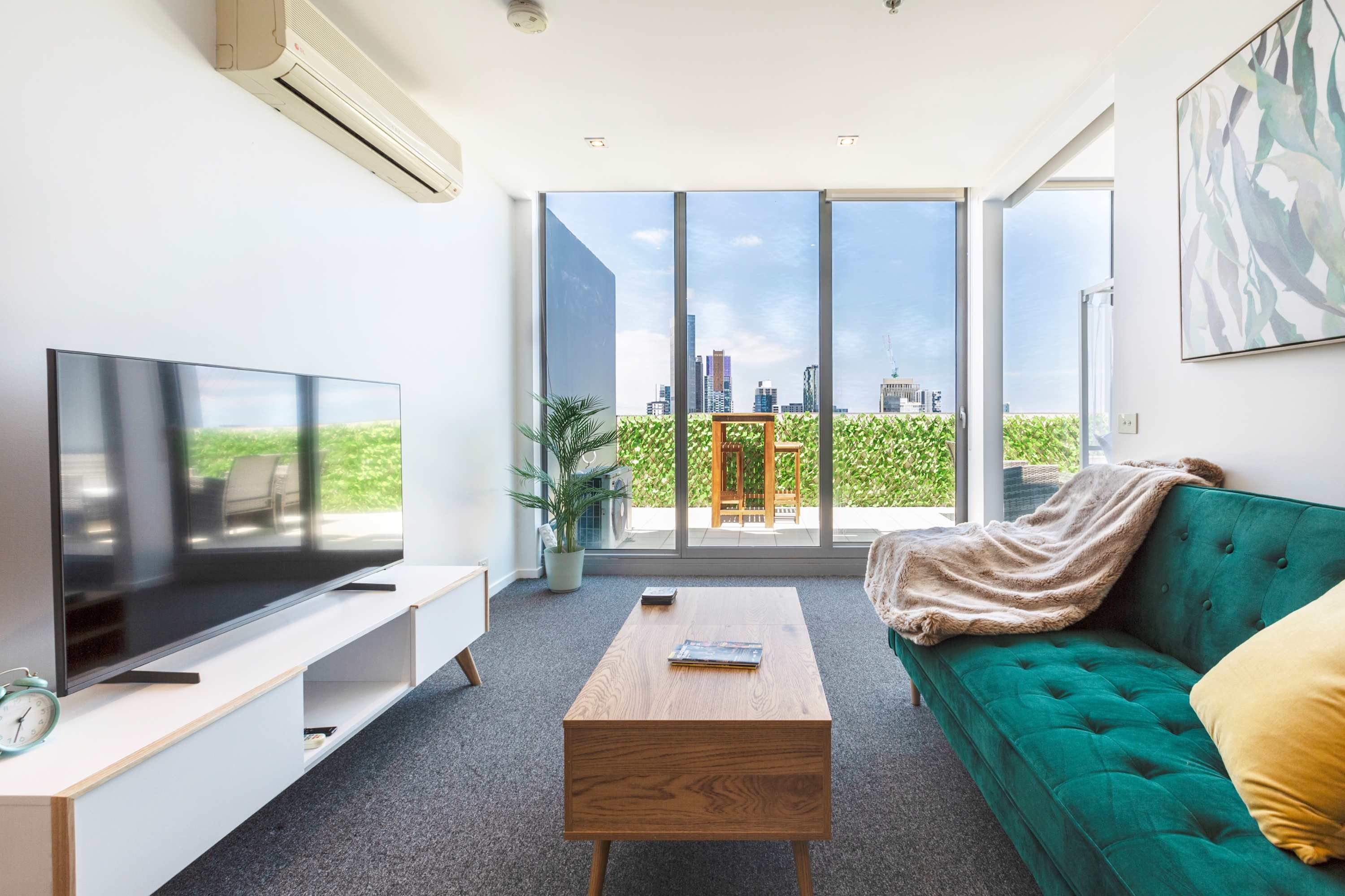 Stylish One-Bedroom Apartment with Southbank and Yarra River Views - Photo 1