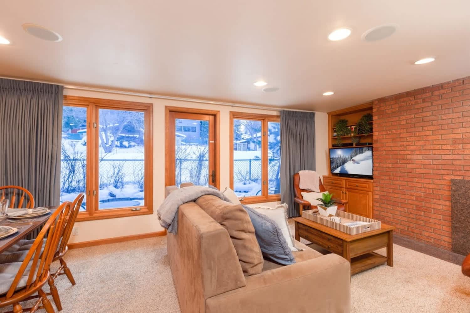 Comfort & Location - 2 BR, 2BA - Walk to Gondola!