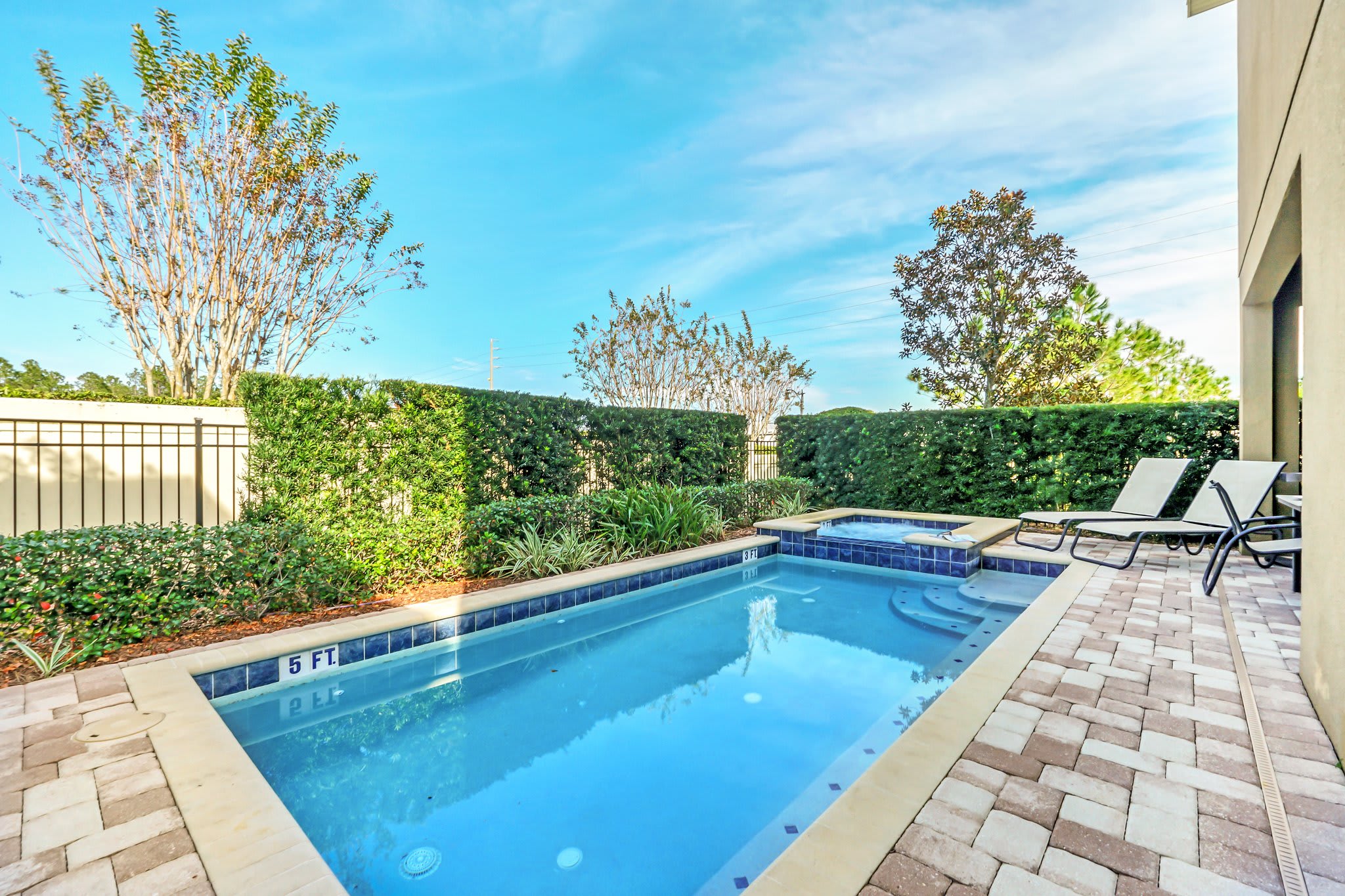 Bright 8BR home w/ pool & hot tub