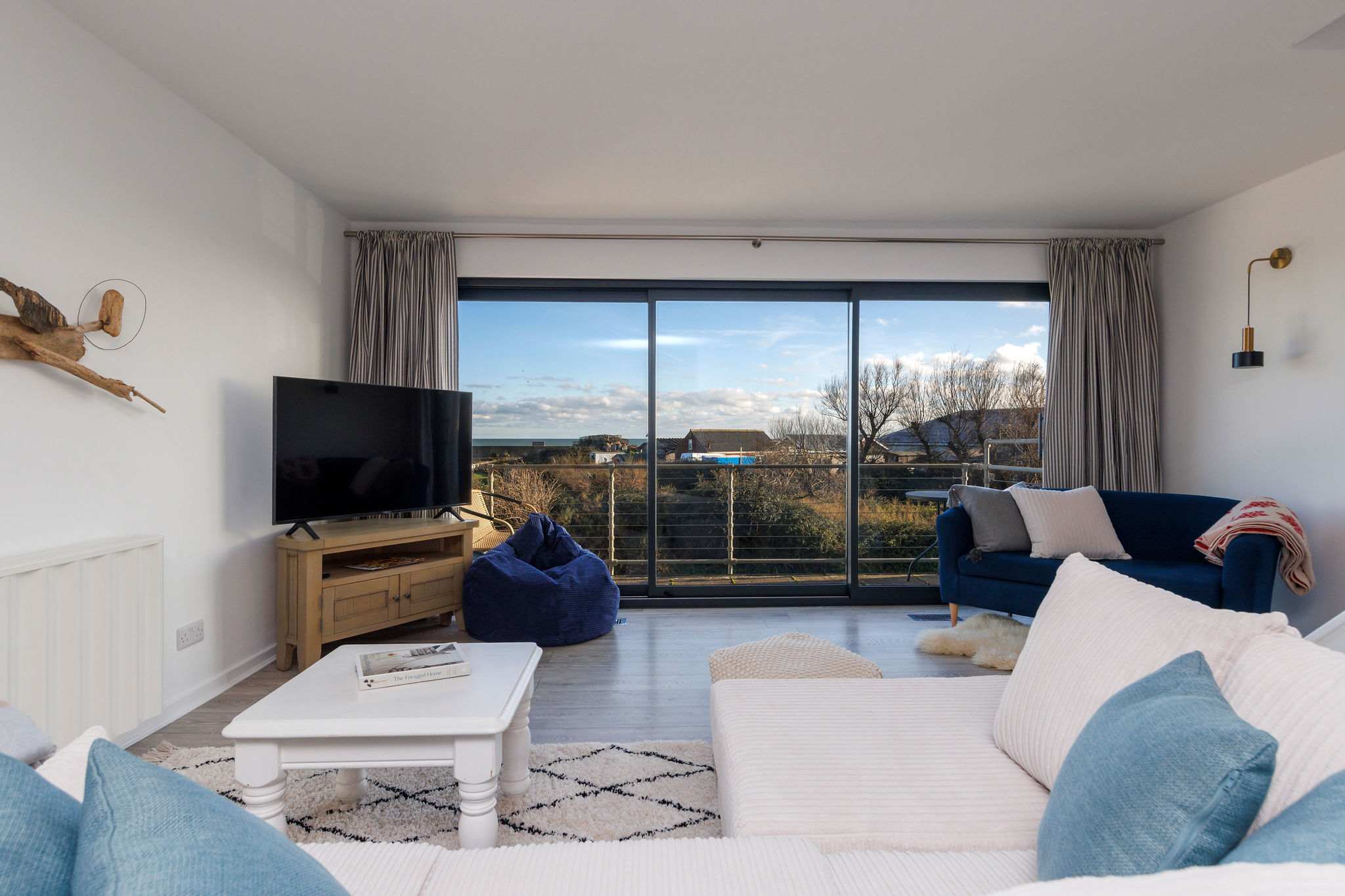 Beautifully Refurbished 4-Bed Beachside Retreat