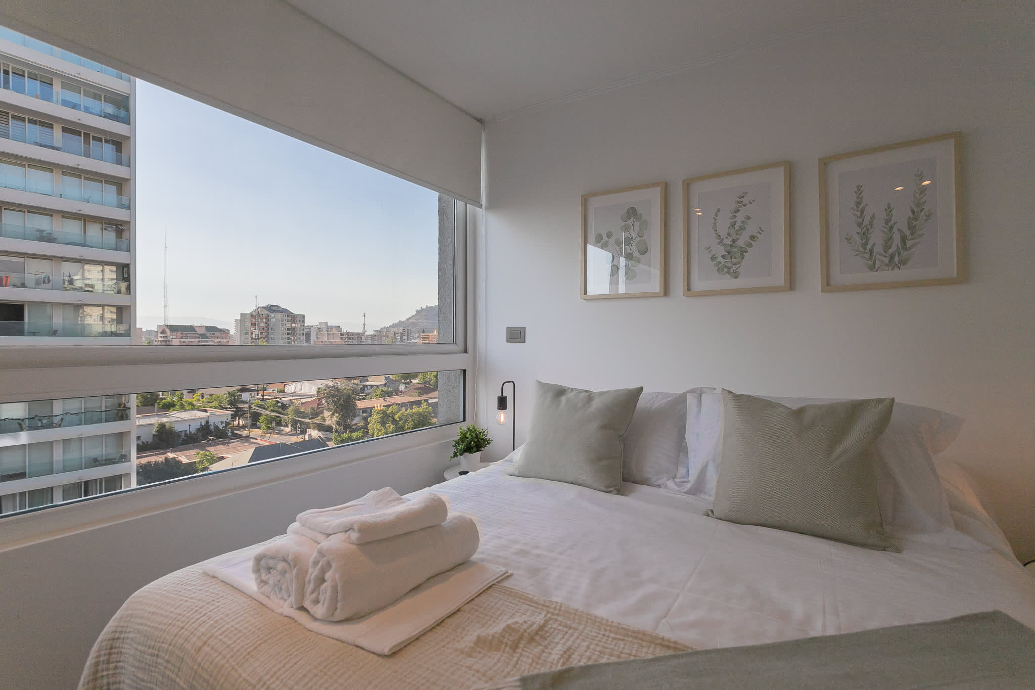 Relax in this cozy studio with stunning city views and stylish decor, perfect for a peaceful getaway in the heart of Chile.