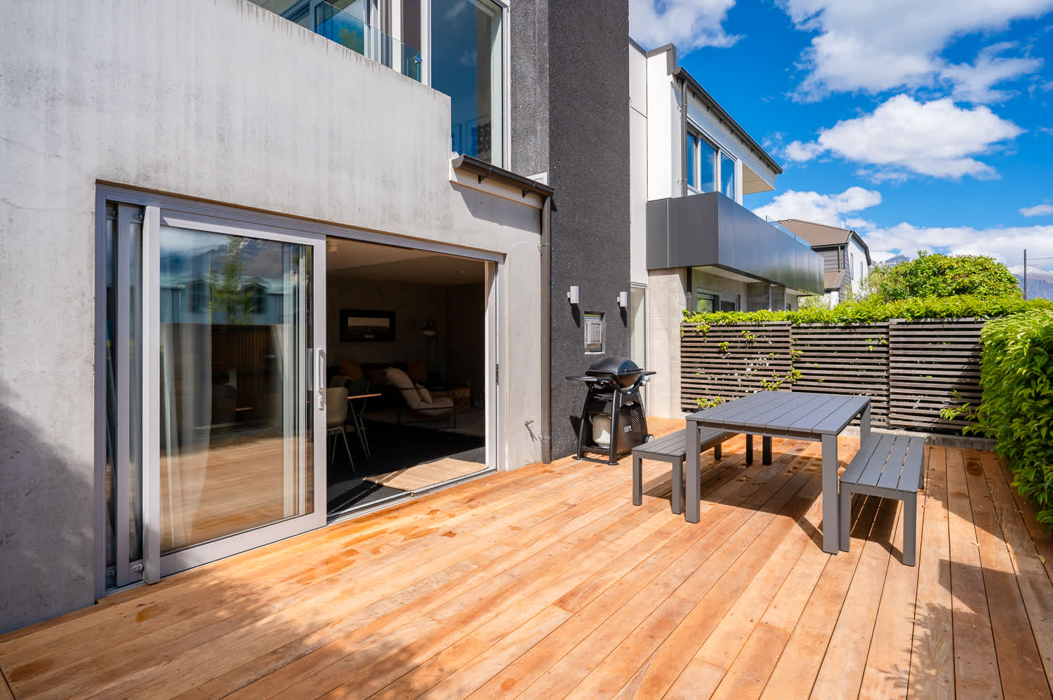 Indoor / outdoor flow
The BBQ and outdoor dining area is a wonderful extension of the bright and inviting interior dining area, perfect for family and friends gatherings, or simple meals al fresco