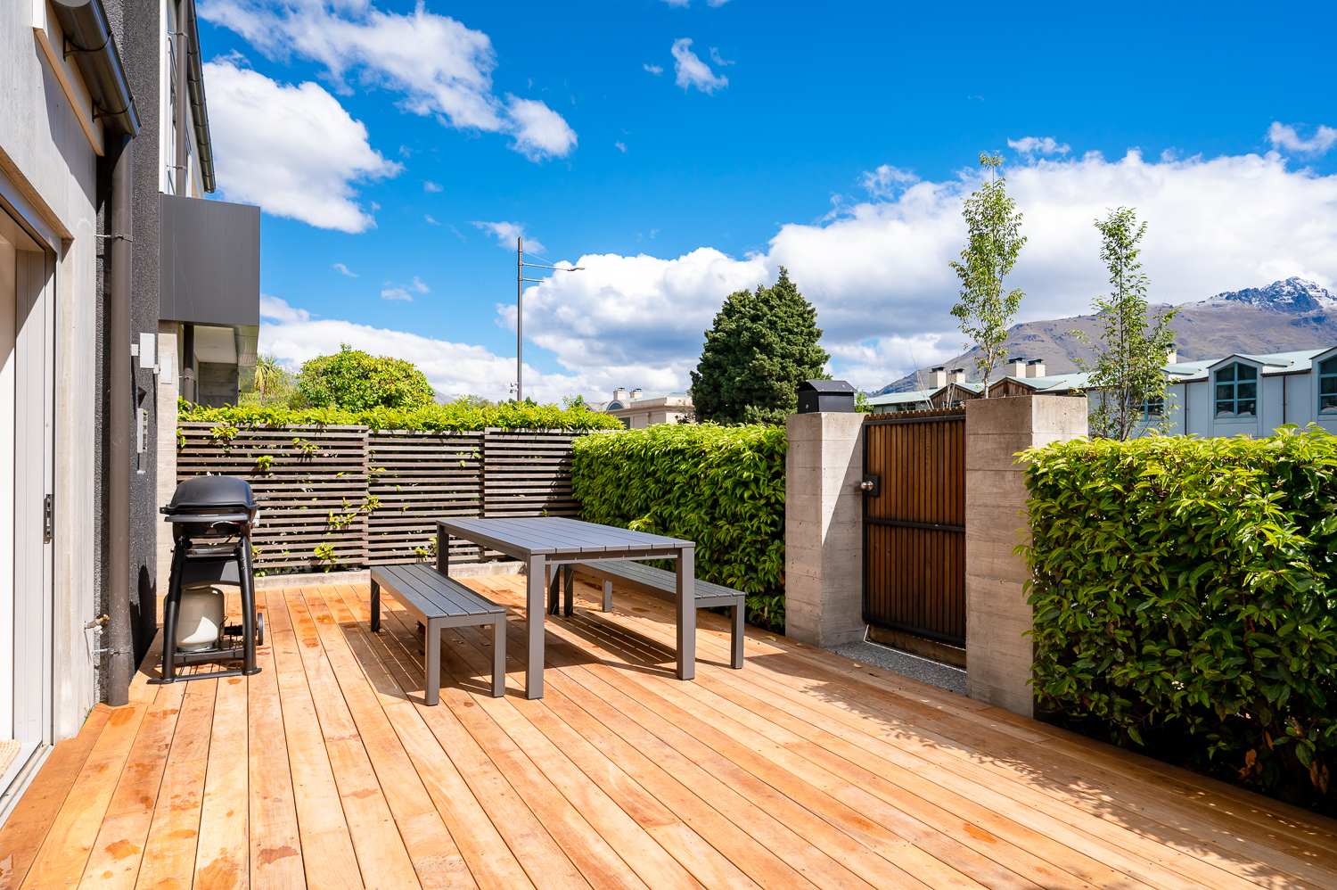 Designed for outdoor living
Enjoy a newly refurbished outdoor BBQ and dining area, extending the comfort of the lounge outdoors for a beautiful indoor/outdoor flow