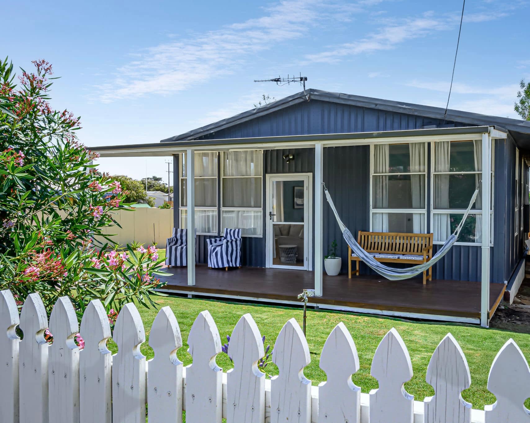 Lil Blue Surf Shack, family and pet friendly - Picture 1