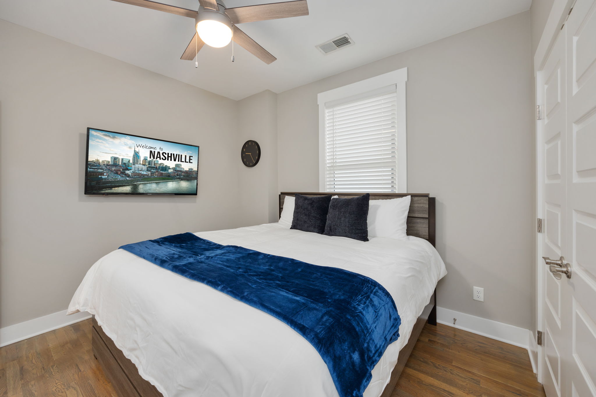 The Nations | Modern 2BR | Parking | Sleeps 6