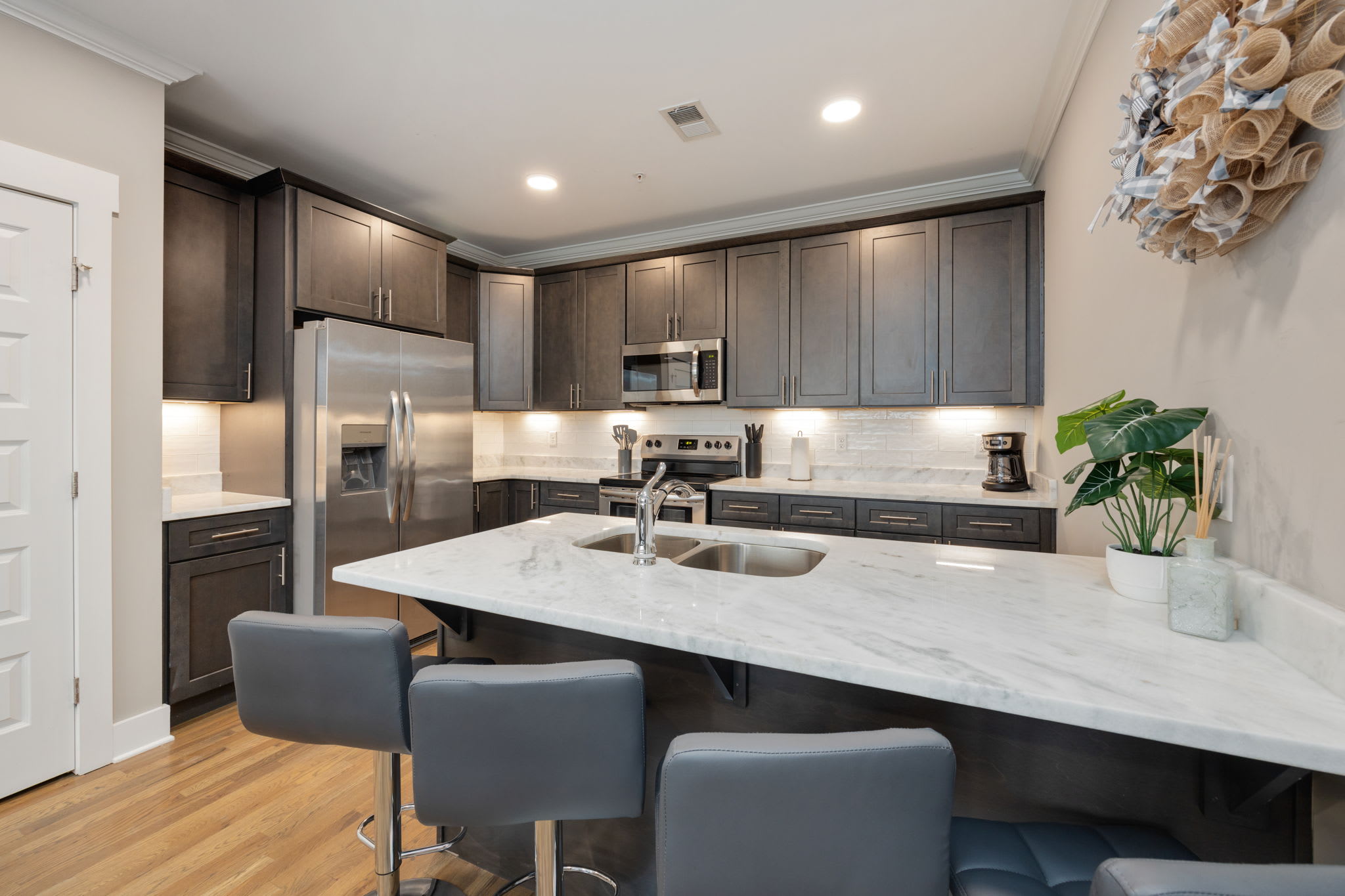 The Nations | Modern 2BR | Parking | Sleeps 6