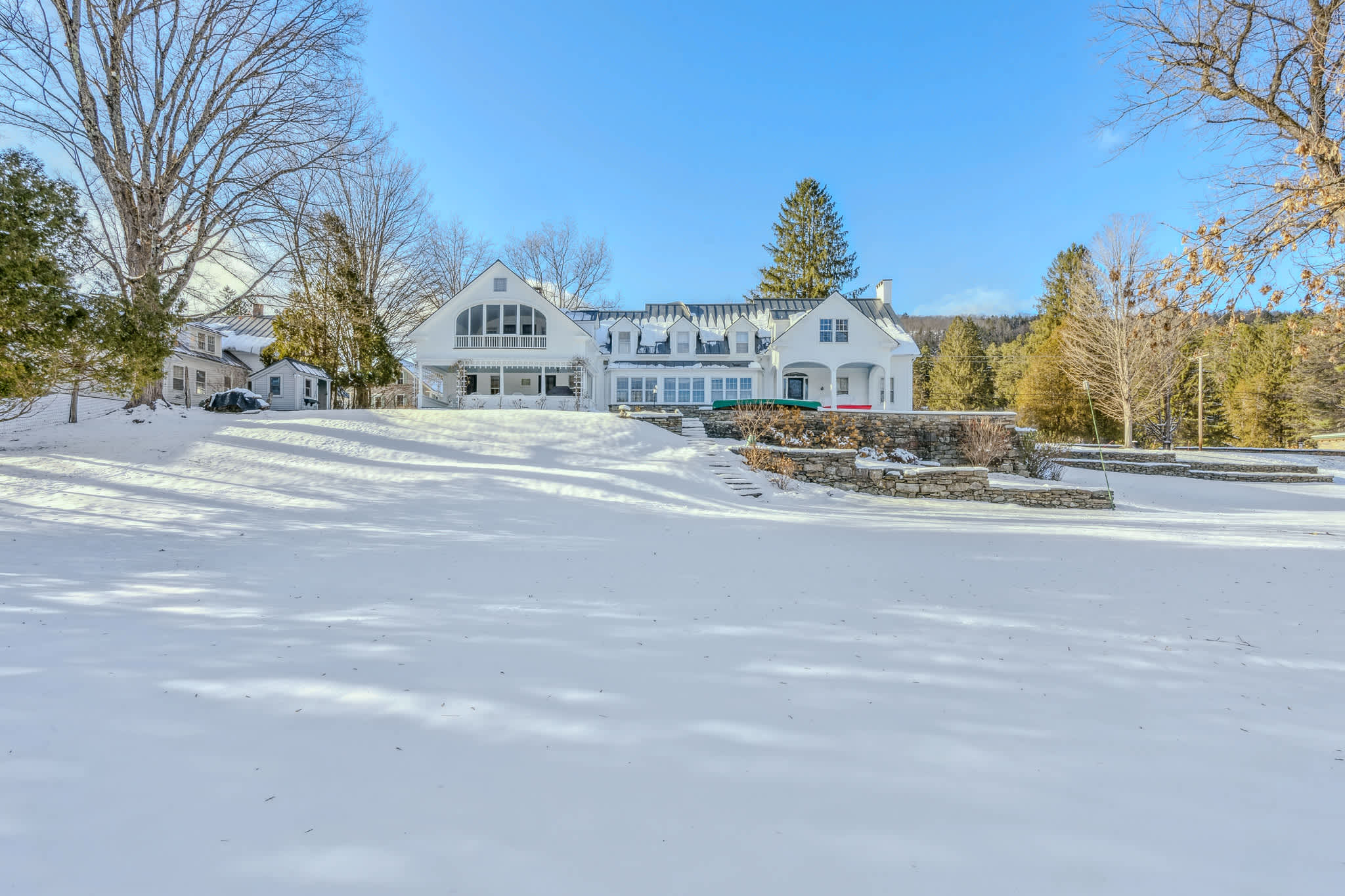 Charming Riverfront Retreat in Heart of Woodstock