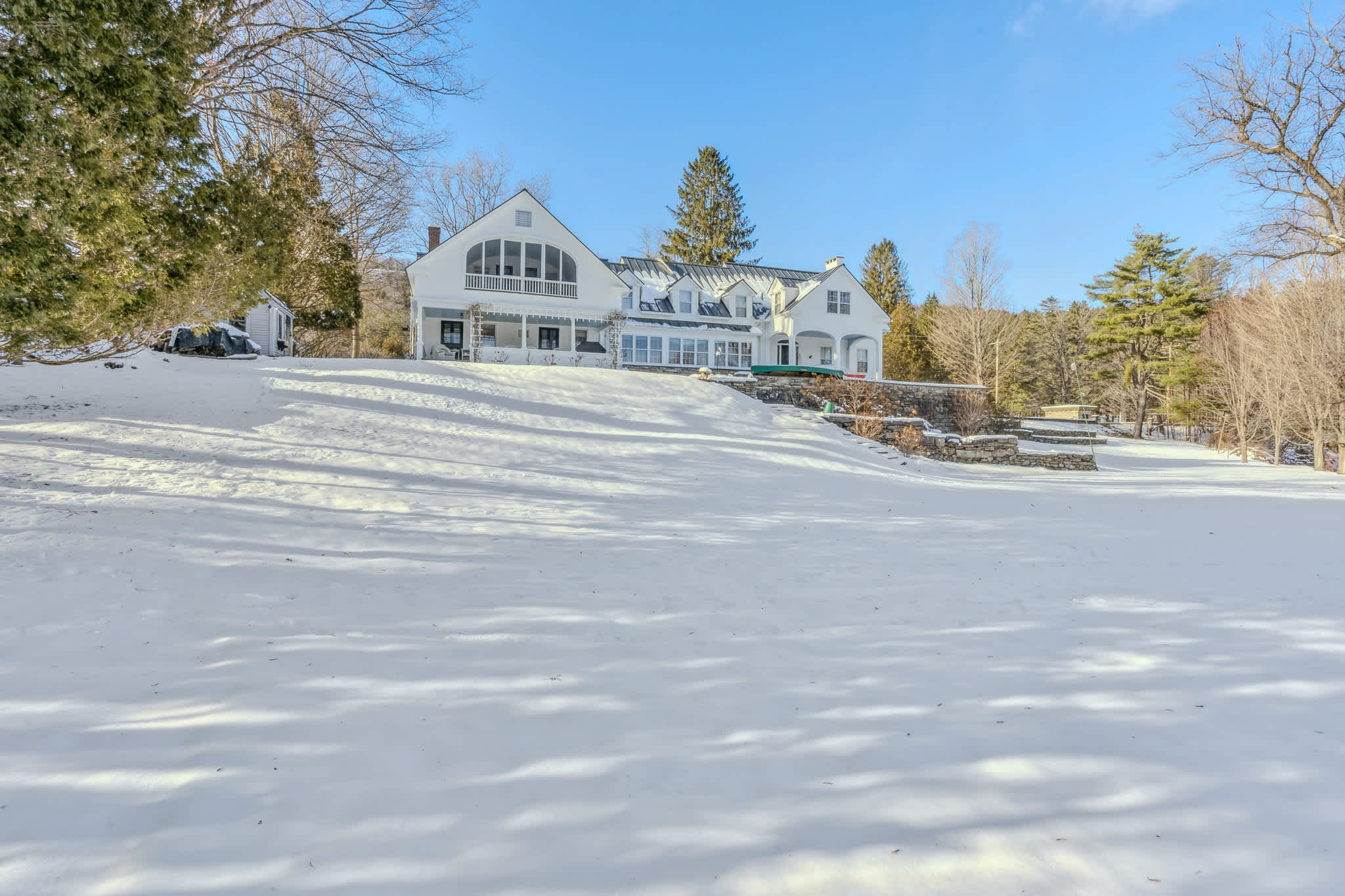 Charming Riverfront Retreat in Heart of Woodstock