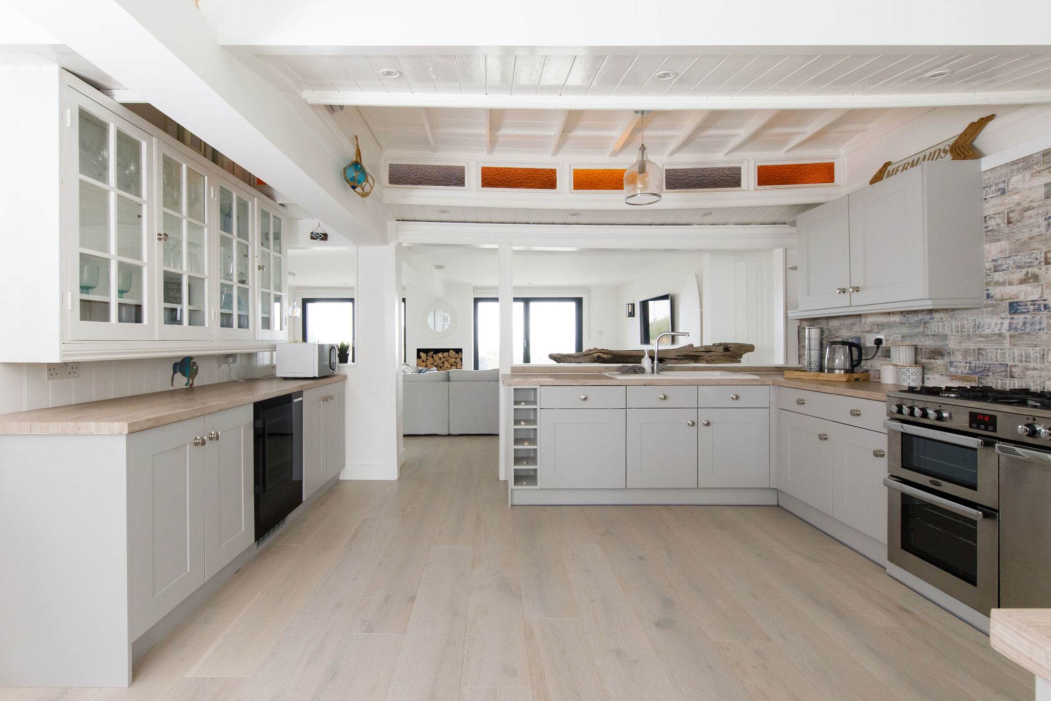 The spacious, fully-equipped kitchen has everything you need to prepare drinks, snacks and meals.