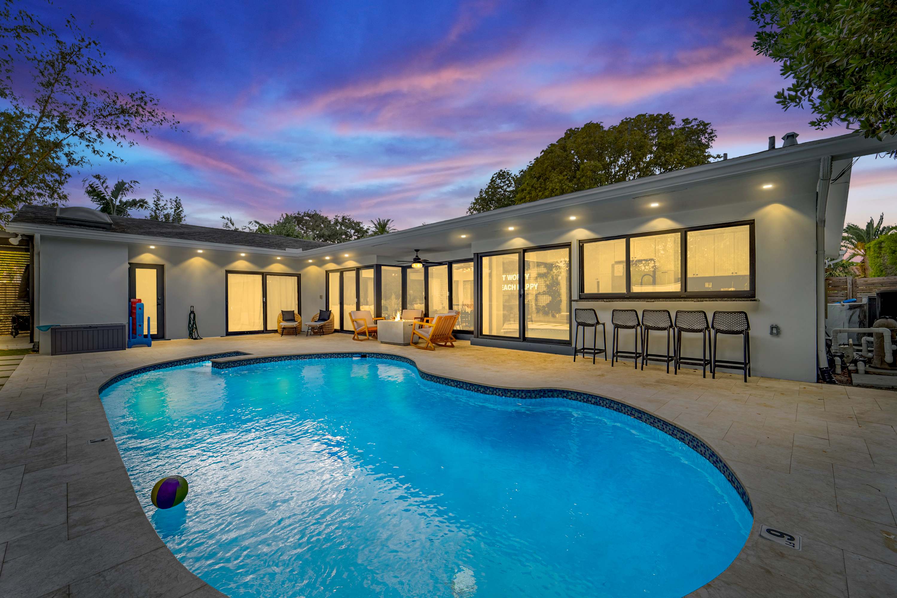 Resort Style Backyard~Heated Pool~Hot Tub~Fire Pit — Fort Lauderdale, FL — vacation rental