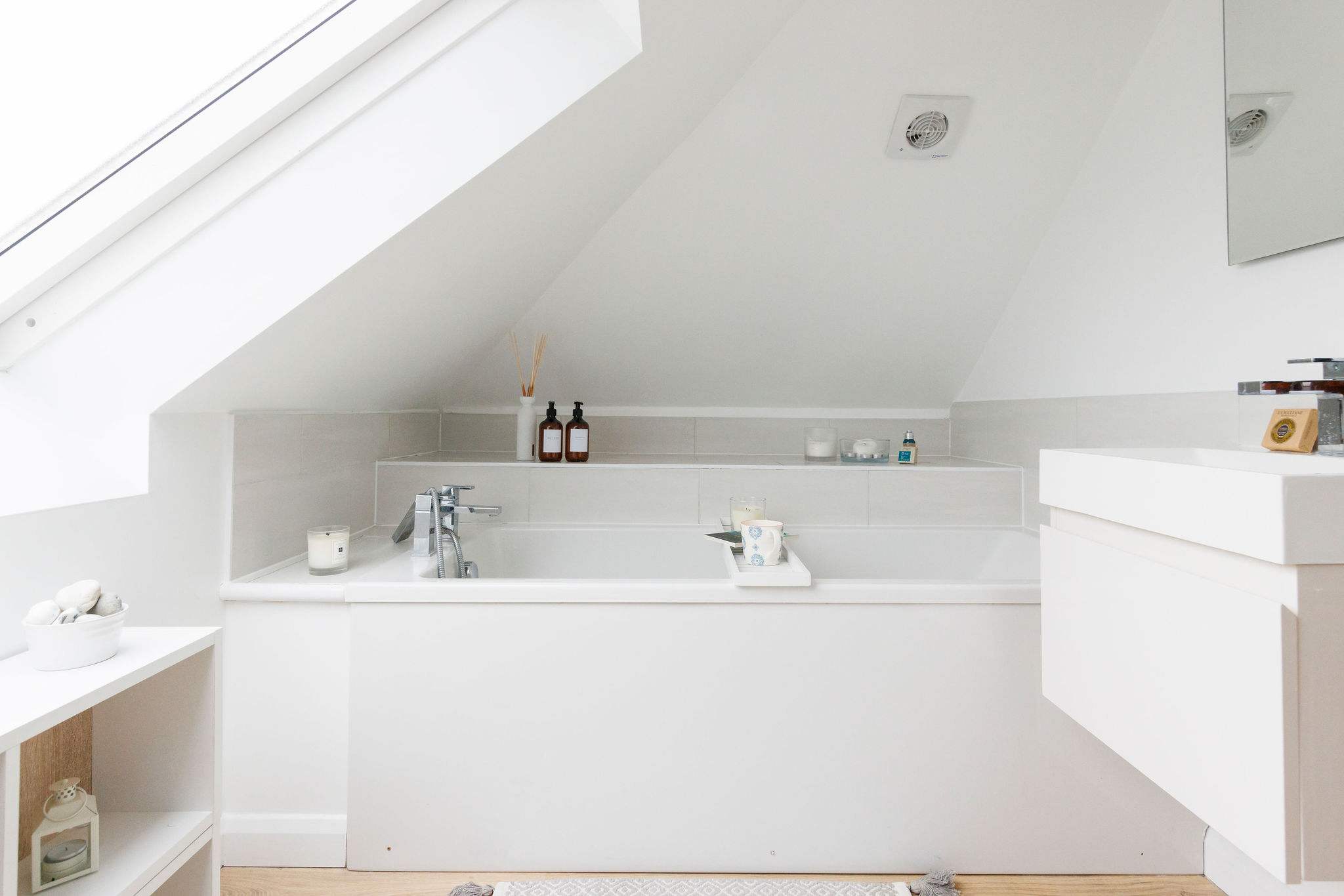 Clean and fresh decor of the upstairs bathroom.