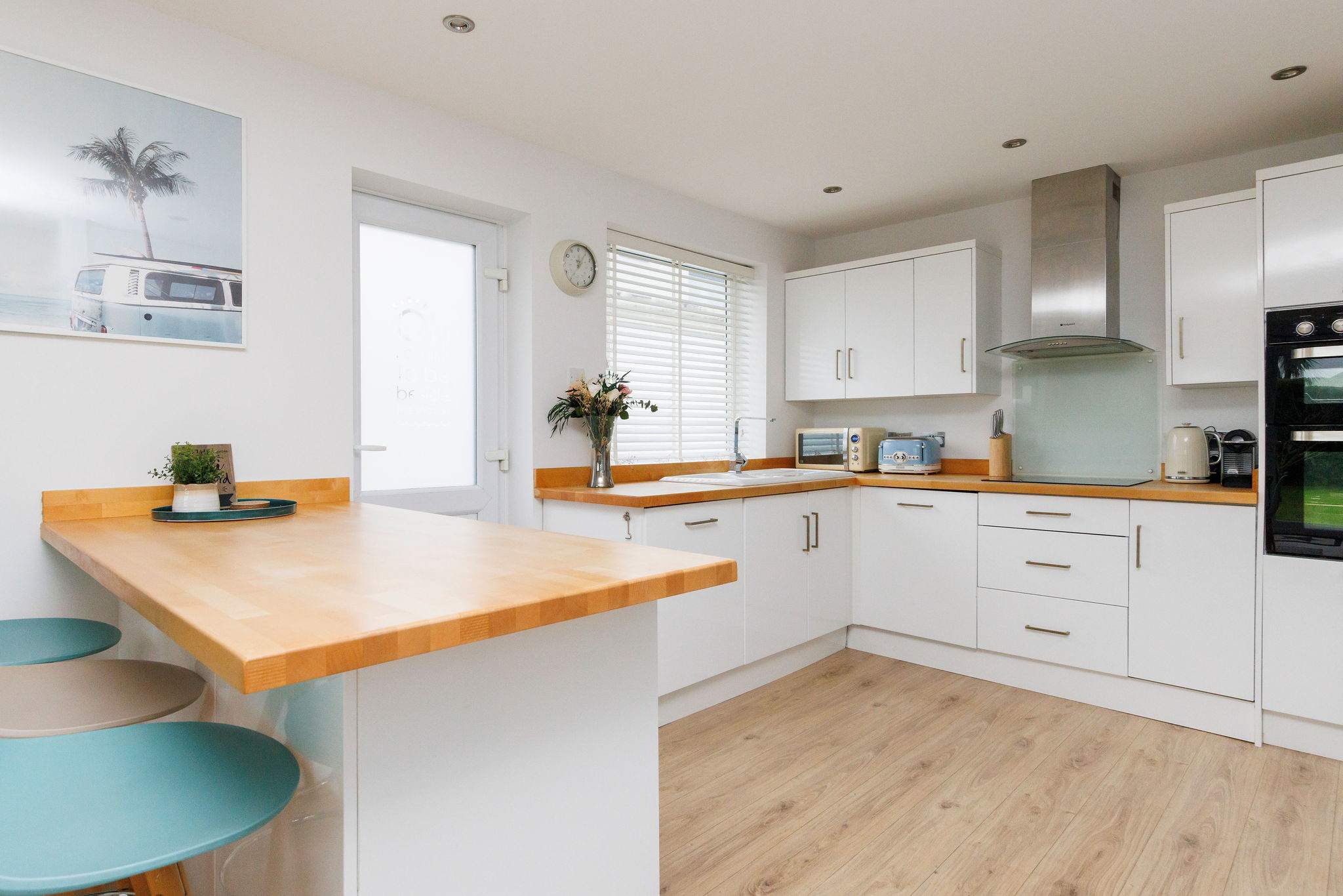 Fully equipped with everything you need to prepare meals or picnics, with ample countertop space and modern appliances.