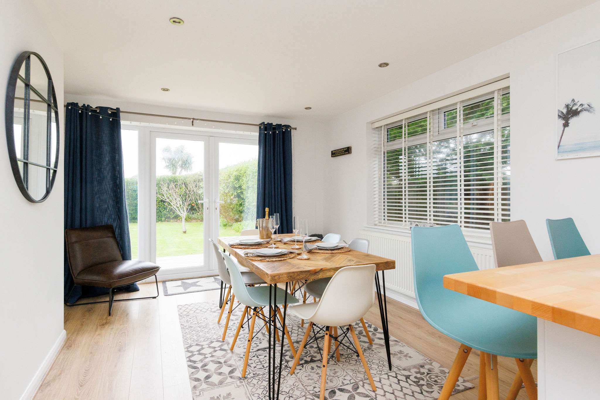 The kitchen has a breakfast bar with three stools, perfect for a morning coffee or to feed hungry children after an afternoon at the beach.