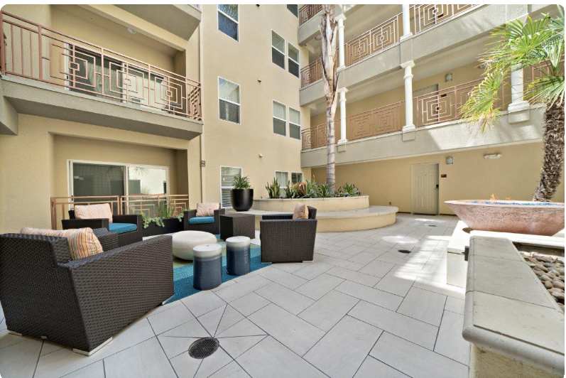 Modern Apartment w/ Pool, Gym, Parking & 10 Min To Cedars - Photo 17