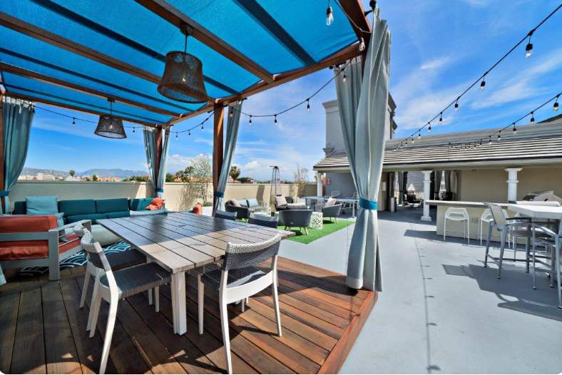 Modern Apartment w/ Pool, Gym, Parking & 10 Min To Cedars - Photo 21
