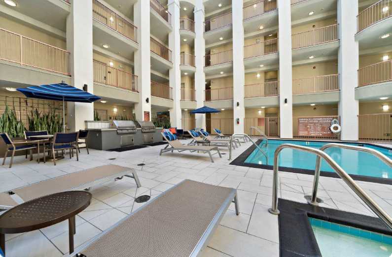 Modern Apartment w/ Pool, Gym, Parking & 10 Min To Cedars - Photo 18