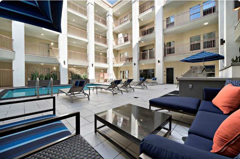 Modern Apartment w/ Pool, Gym, Parking & 10 Min To Cedars - Photo 19