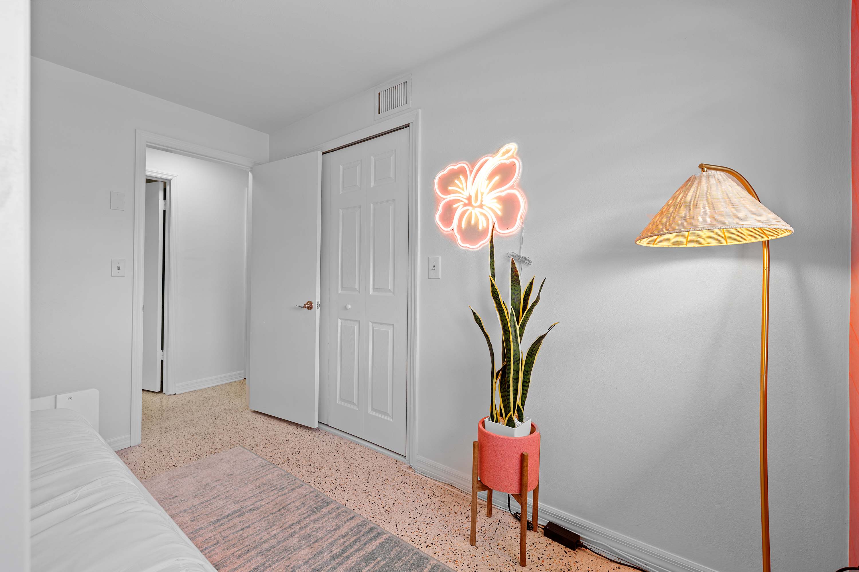 Bright entryway w/ clean lines and a warm welcome as you step inside.