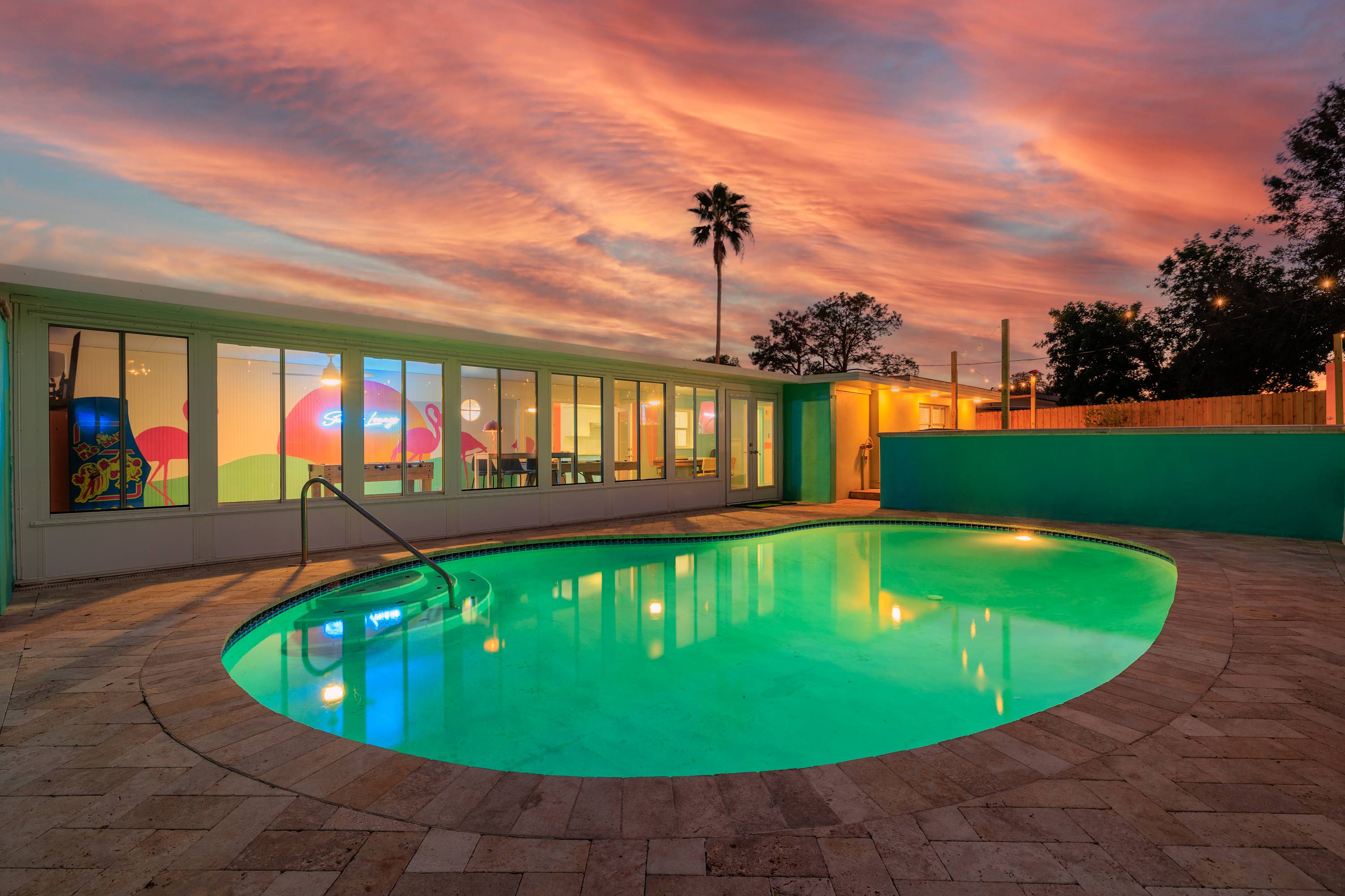 Villa w/pool, game room & putting green