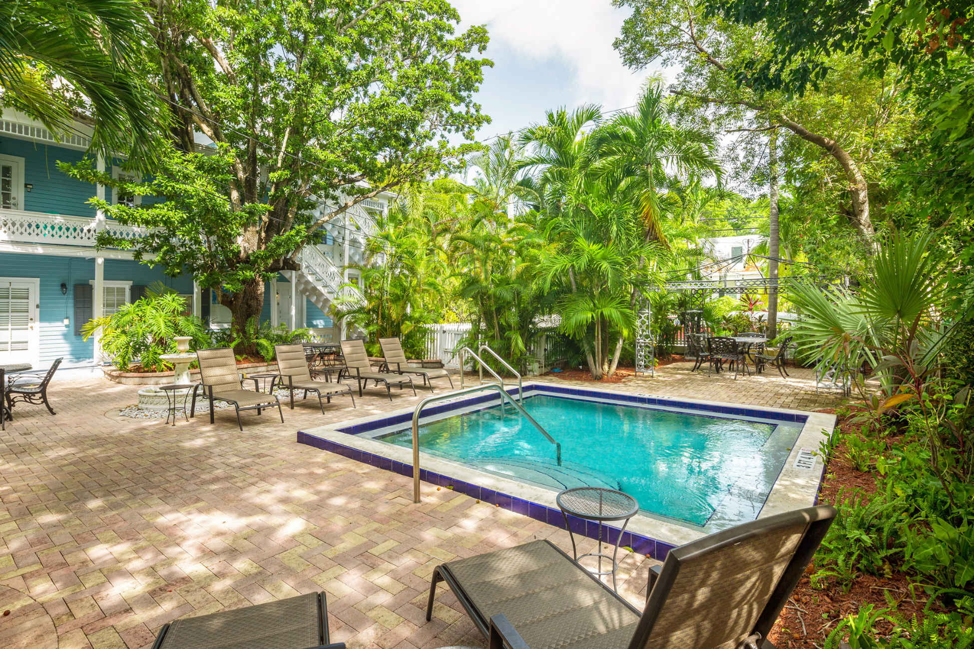 Steps from Duval, Shared Pool – Sky Loft Downtown