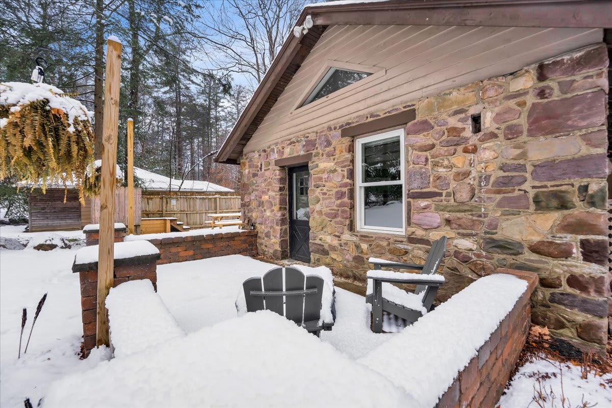 Pocono Pines Stone Cabin | Central to Attractions