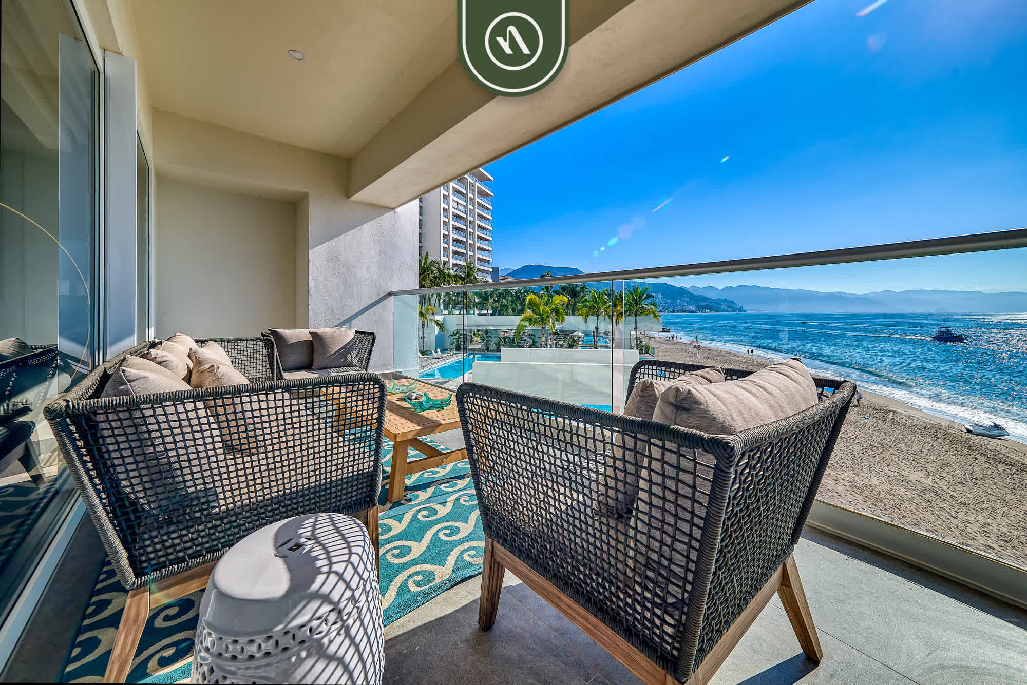 Luxury 4 BR Condo Right Next to the Beach - Pools - Foto 1