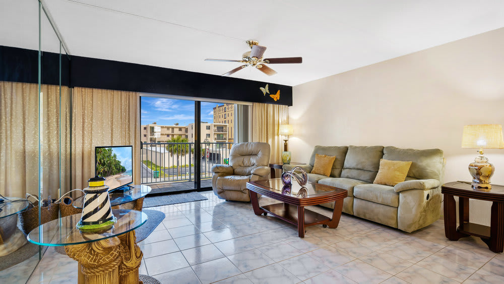 Bright apartment w/ pool & balcony