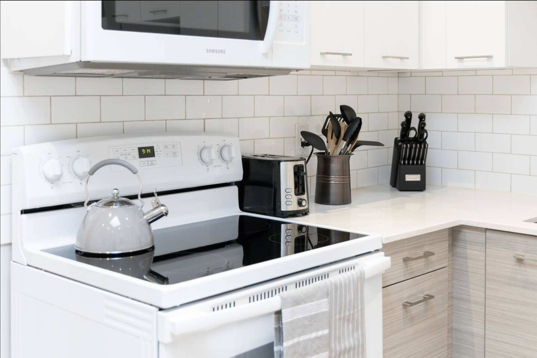 Kitchen Area with Integrated stove, Oven & Microwave