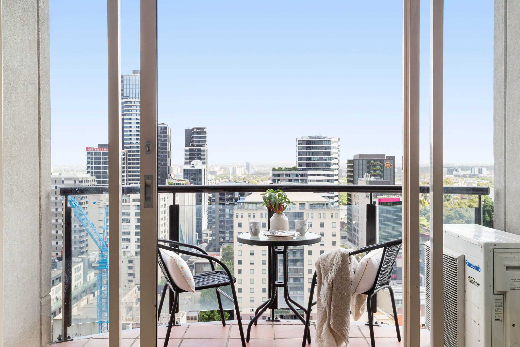 Spacious 2BR Apt Near Southern Cross, Free Parking β Melbourne, Victoria β vacation rental