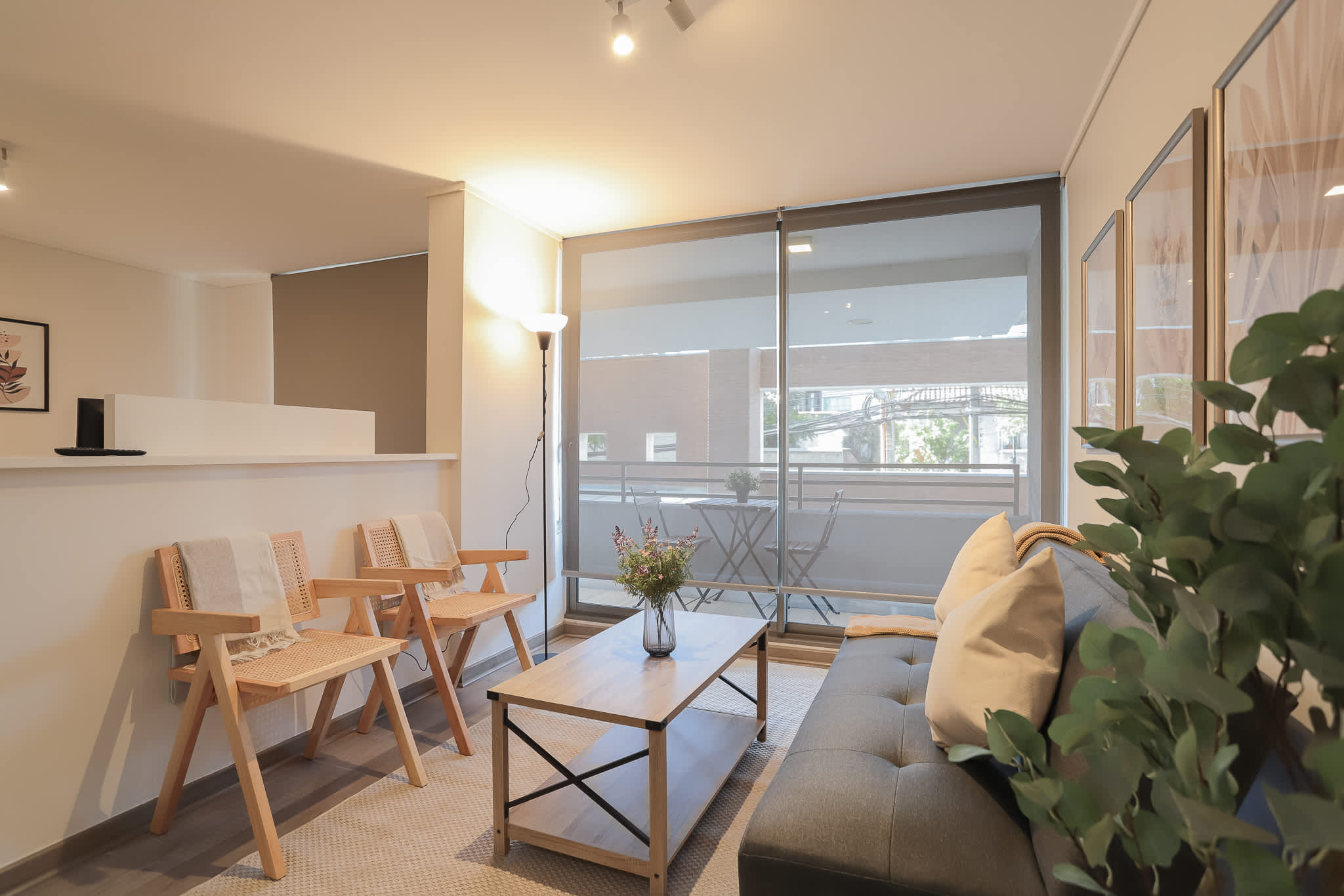 Luminosa y cómoda sala de estar ideal para compartir