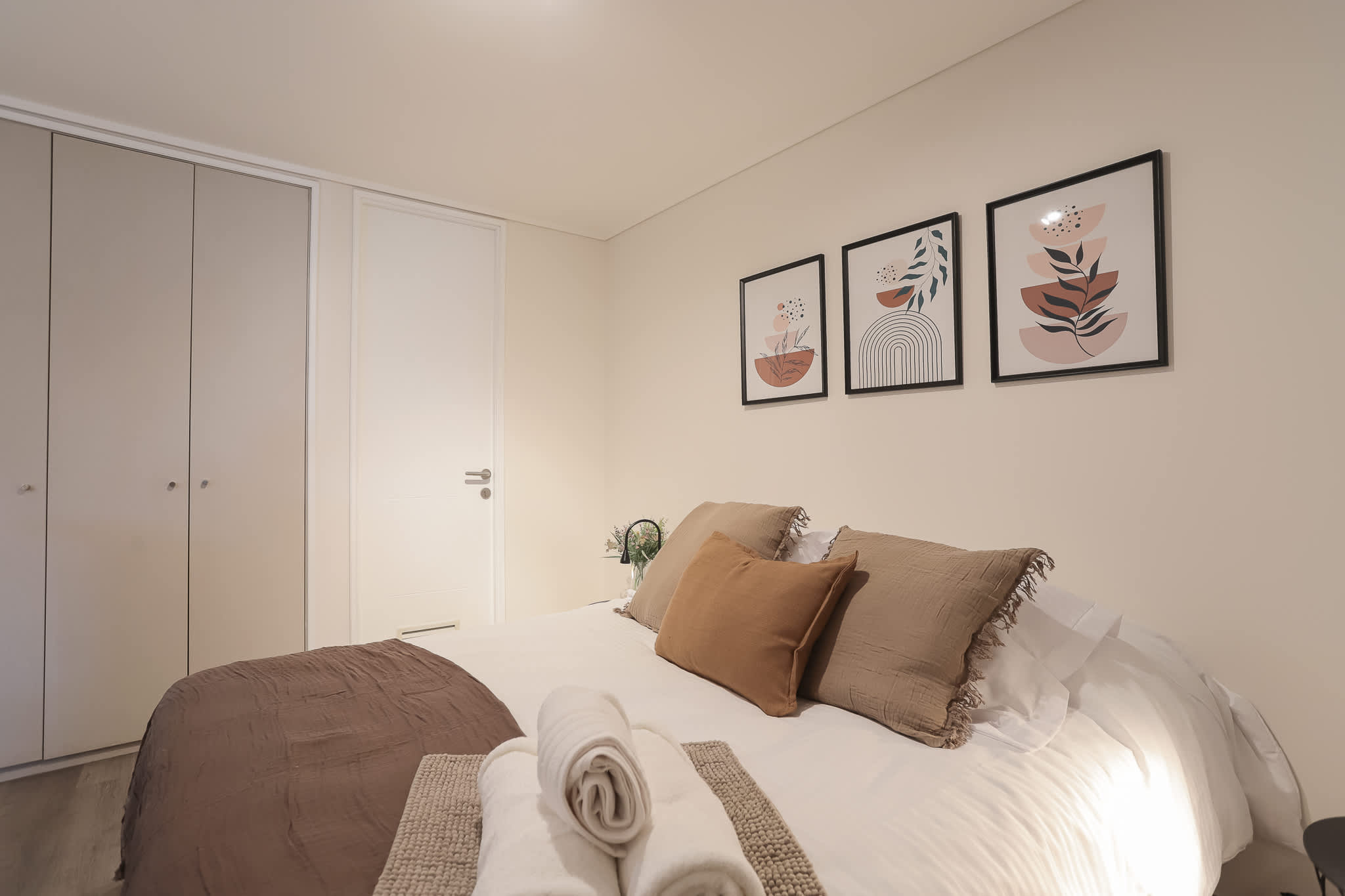 Dormitorio en suite con cama queen, ideal para descansar