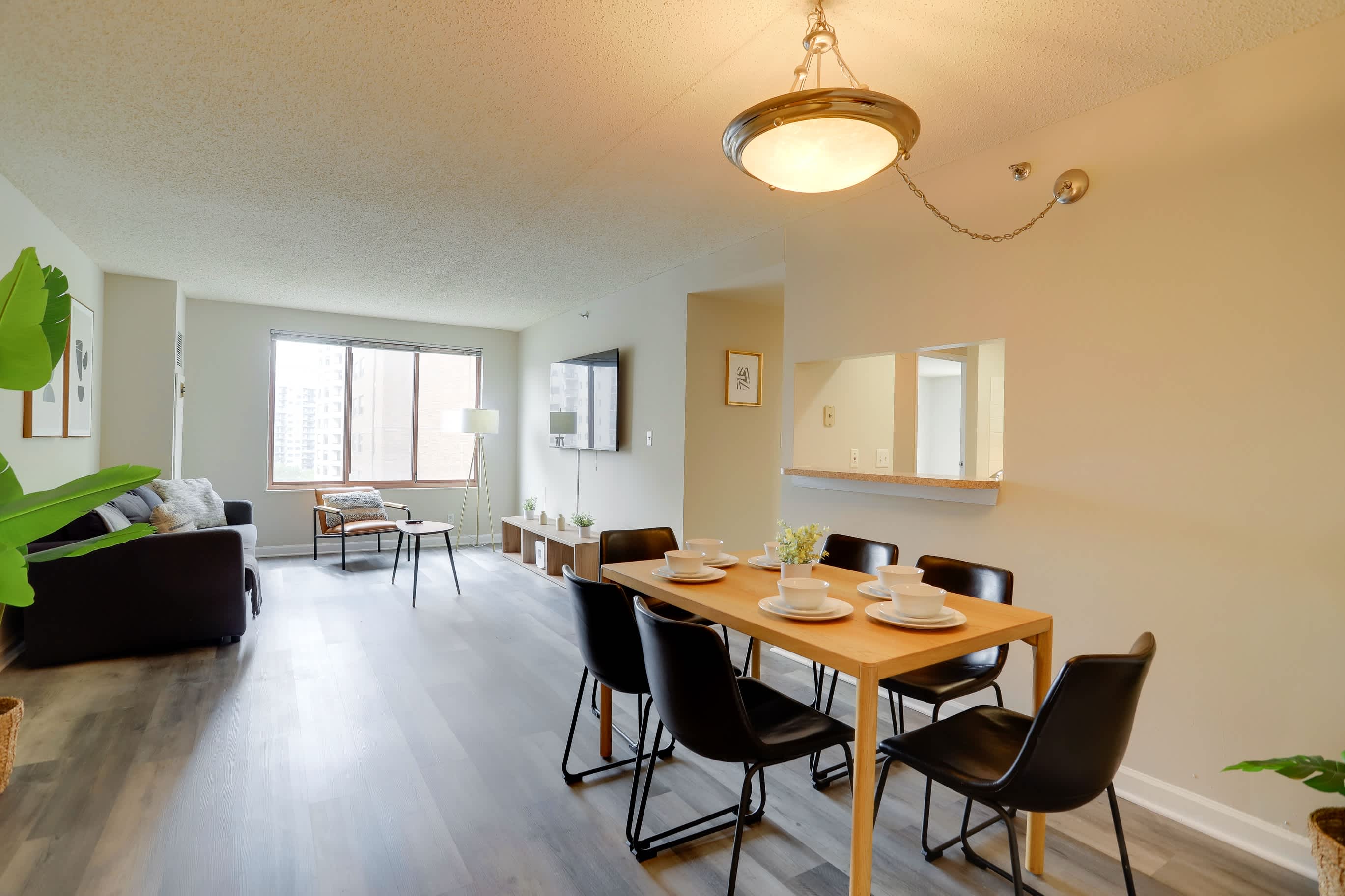 Charming 2BR Apt in Great Location